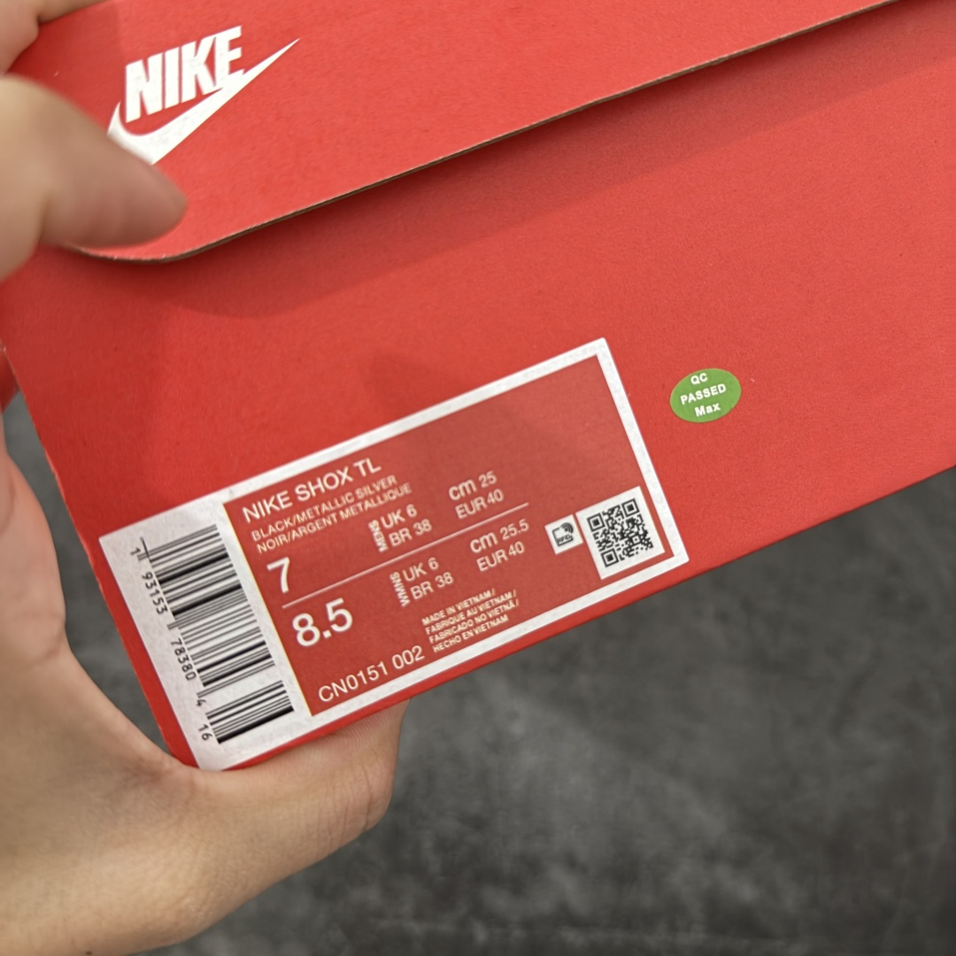 图片[10]-【Max纯原版】原版开发 Nike Shox TL系列 黑黄色 CN0151-002 NK Shox TL系列 复古舒适百搭防滑耐磨低邦柱形气垫休闲跑步鞋 鞋面采用了轻质化的材料打造，搭载鞋带系带系统以及鞋舌部分的特殊控制模块，科技感十足；采用透气纺织品和网眼鞋面与标志性的Nike Shox技术，同时提供更轻盈的感觉和大胆的外观；鞋身大面积采用织物与皮革材质拼接设计，搭配Dri-FITz透气网面，透气性拉满不闷脚。中底前掌搭载Air Max科技，后掌配置Shoxy缓震气柱，前掌气垫提供灵敏回弹，中底的气柱设计也很加分，外观上科技感十足；设计彰显个性，复古造型适配多种穿搭风格。 尺码：39 40 40.5 41 42 42.5 43 44 44.5 45 45.5 46 46.5 47.5-选品中心