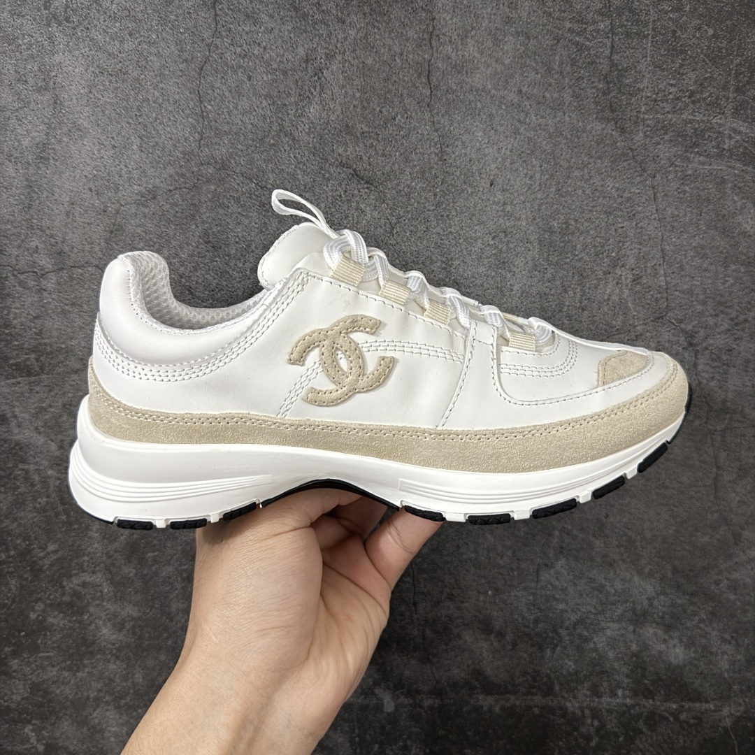 【渠道纯原礼盒】CHANEL 香奈儿26s早春系列休闲运动鞋 顶级礼盒版本 一比一复刻版本 目前6个色陆续更新 鞋面采用牛反绒➕牛皮 内里采用 透气网面鞋底采用 𝐓𝐏𝐔组合双色底‼️ 这款老爹鞋：永远不会过期，低调奢华有质感，软弹脚感久穿不累，年轻时尚氛围感拉满 春天出街吸睛神器四款都是舒适度与颜值双在线的宝藏鞋型，通勤/出街/运动都能打，时髦精闭眼入不踩雷！ 尺码：35 36 37 38 39 40-选品中心