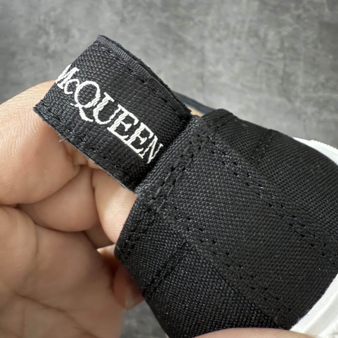 图片[2]-【海淘专柜版】代购指定天花板 Alexander McQueen/亚历山大麦昆松糕鞋厚底增高帆布鞋 低帮 全市场最高版本 随意对比任何版本 正确版组合大底 内里全牛皮 牛皮垫脚 回弹度到位 耐磨又舒适 鞋底4.5cm 全套专柜原版原盒礼带包装 配件齐全 官方一致 凹凸定制正品原盒包装 鞋底嵌入防伪芯片装置 左脚鞋底均可芯片感应 外盒鞋标官方二维码扫码+防伪芯片. 尺码：35 36 37 38 39 40 41 42 43 44 45-莆田鞋