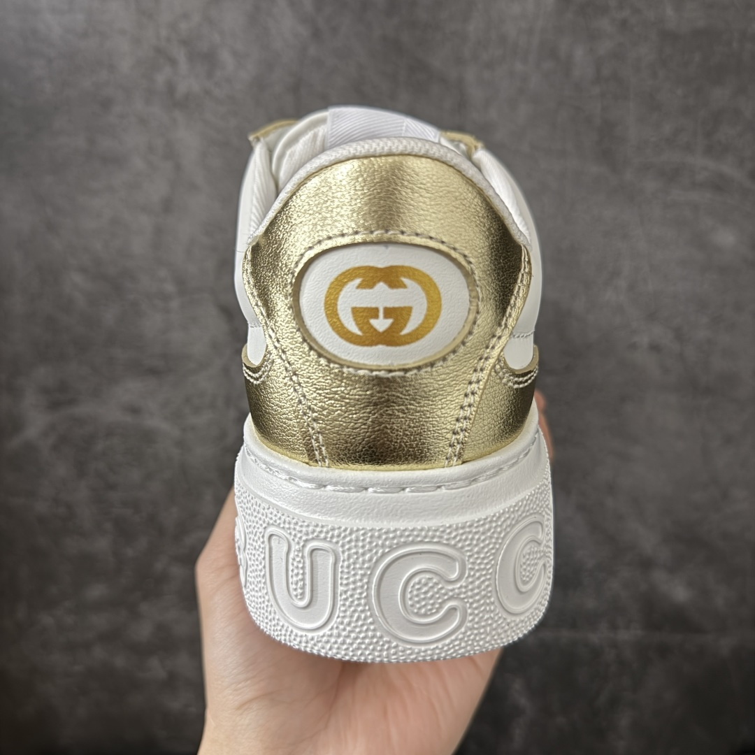 图片[4]-【莞产礼盒】Gucci Chunky 厚底休闲鞋 饼干鞋 型格与奢华的碰撞 当经典红绿织带邂逅质感皮革，每一双都演绎出别样风格。黑白撞色的酷飒、纯白款的简约、金白的吸睛、银白的摩登，还有全黑的低调奢华，厚底设计更添潮流感，无论是日常出街还是精致穿搭，都能让你在时尚圈轻松站稳C位，尽显Gucci式的优雅与个性。 面料：原板牛皮 垫脚：原板双G垫 大底：IP发泡 鞋舌尺码：空压原码 包装：精品全套礼盒包装 备注：所有细节均有原板对比 配码： 35-45-选品中心