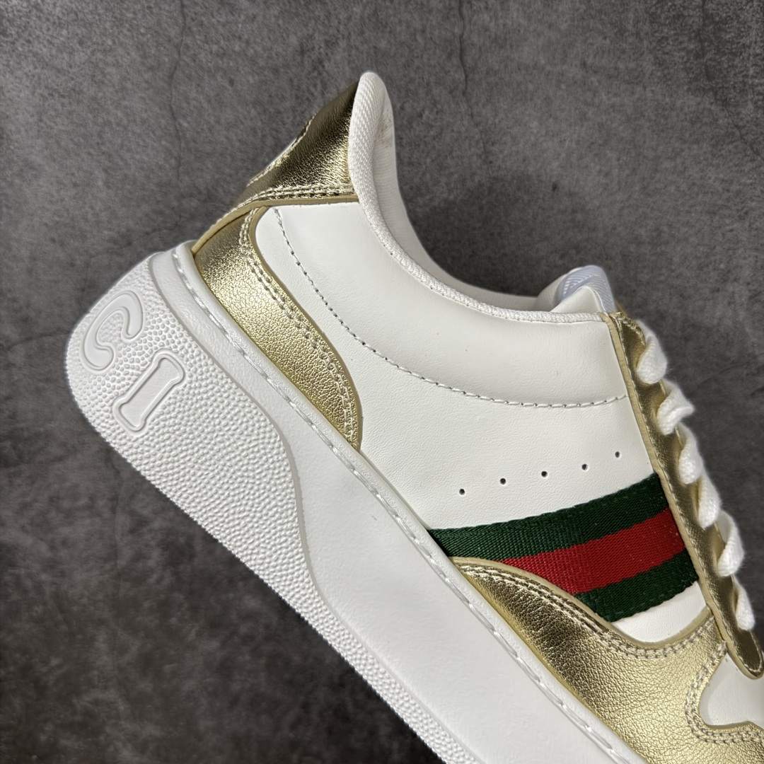 图片[7]-【莞产礼盒】Gucci Chunky 厚底休闲鞋 饼干鞋 型格与奢华的碰撞 当经典红绿织带邂逅质感皮革，每一双都演绎出别样风格。黑白撞色的酷飒、纯白款的简约、金白的吸睛、银白的摩登，还有全黑的低调奢华，厚底设计更添潮流感，无论是日常出街还是精致穿搭，都能让你在时尚圈轻松站稳C位，尽显Gucci式的优雅与个性。 面料：原板牛皮 垫脚：原板双G垫 大底：IP发泡 鞋舌尺码：空压原码 包装：精品全套礼盒包装 备注：所有细节均有原板对比 配码： 35-45-选品中心