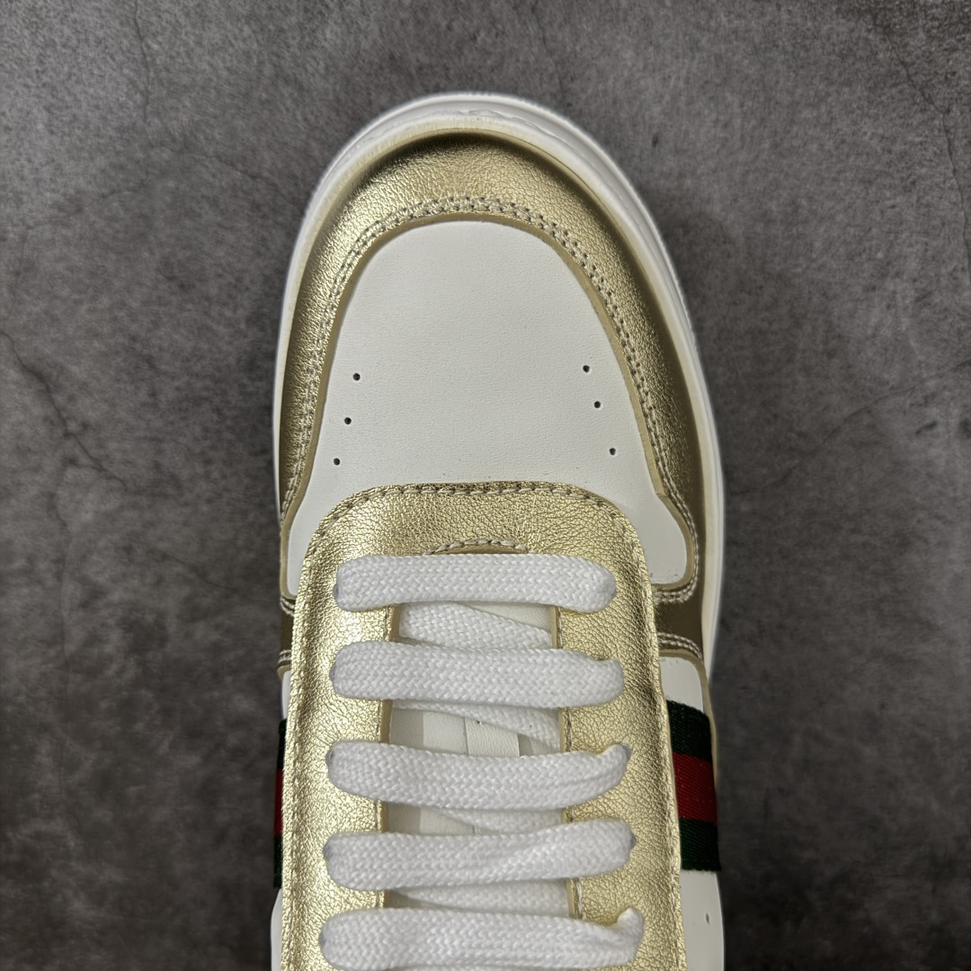 图片[5]-【莞产礼盒】Gucci Chunky 厚底休闲鞋 饼干鞋 型格与奢华的碰撞 当经典红绿织带邂逅质感皮革，每一双都演绎出别样风格。黑白撞色的酷飒、纯白款的简约、金白的吸睛、银白的摩登，还有全黑的低调奢华，厚底设计更添潮流感，无论是日常出街还是精致穿搭，都能让你在时尚圈轻松站稳C位，尽显Gucci式的优雅与个性。 面料：原板牛皮 垫脚：原板双G垫 大底：IP发泡 鞋舌尺码：空压原码 包装：精品全套礼盒包装 备注：所有细节均有原板对比 配码： 35-45-选品中心