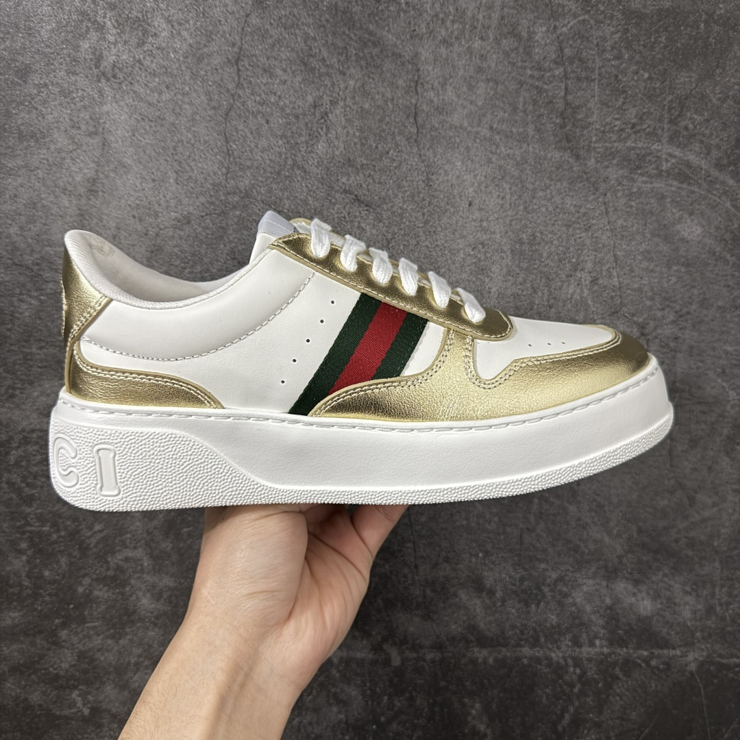 【莞产礼盒】Gucci Chunky 厚底休闲鞋 饼干鞋 型格与奢华的碰撞 当经典红绿织带邂逅质感皮革，每一双都演绎出别样风格。黑白撞色的酷飒、纯白款的简约、金白的吸睛、银白的摩登，还有全黑的低调奢华，厚底设计更添潮流感，无论是日常出街还是精致穿搭，都能让你在时尚圈轻松站稳C位，尽显Gucci式的优雅与个性。 面料：原板牛皮 垫脚：原板双G垫 大底：IP发泡 鞋舌尺码：空压原码 包装：精品全套礼盒包装 备注：所有细节均有原板对比 配码： 35-45-选品中心