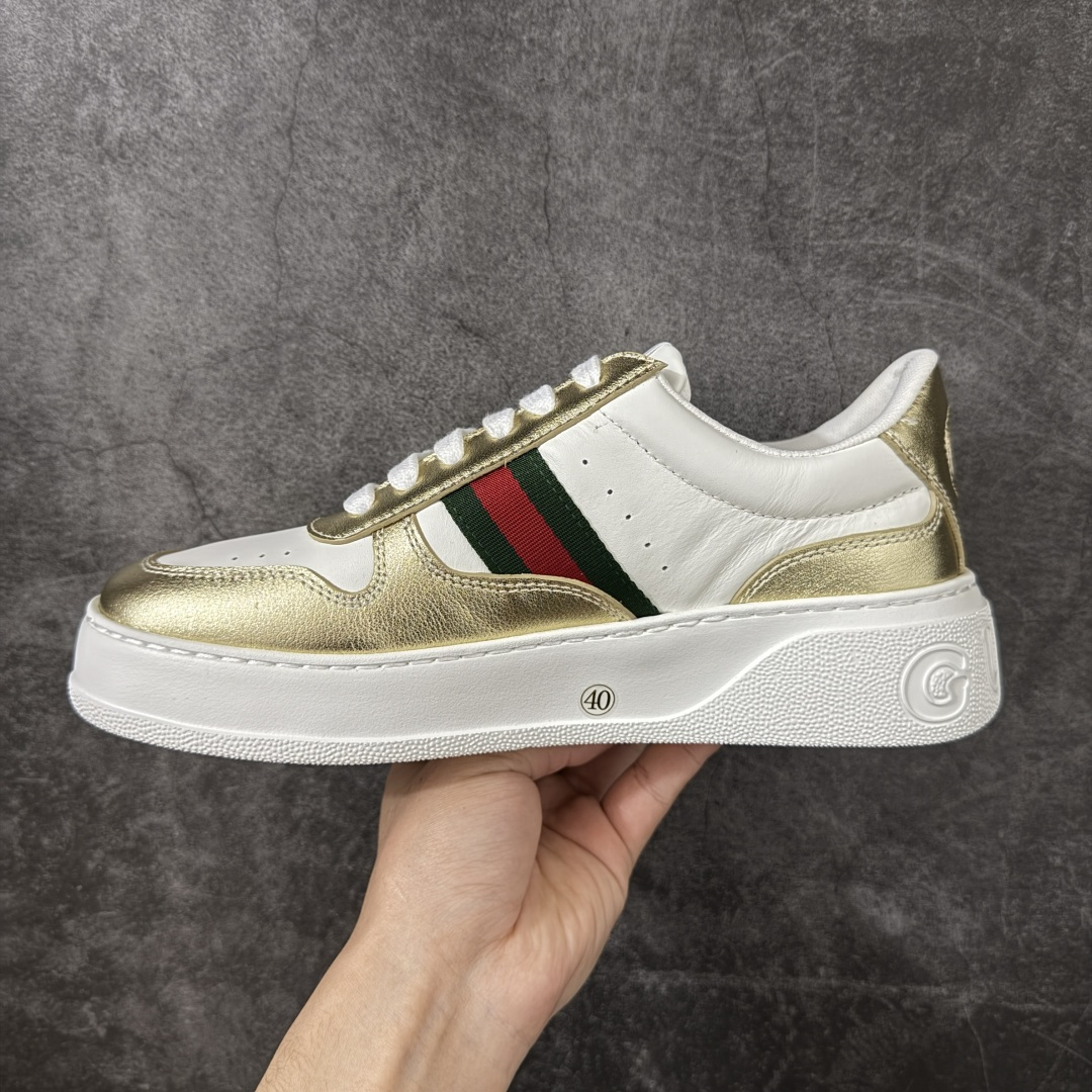 图片[2]-【莞产礼盒】Gucci Chunky 厚底休闲鞋 饼干鞋 型格与奢华的碰撞 当经典红绿织带邂逅质感皮革，每一双都演绎出别样风格。黑白撞色的酷飒、纯白款的简约、金白的吸睛、银白的摩登，还有全黑的低调奢华，厚底设计更添潮流感，无论是日常出街还是精致穿搭，都能让你在时尚圈轻松站稳C位，尽显Gucci式的优雅与个性。 面料：原板牛皮 垫脚：原板双G垫 大底：IP发泡 鞋舌尺码：空压原码 包装：精品全套礼盒包装 备注：所有细节均有原板对比 配码： 35-45-选品中心