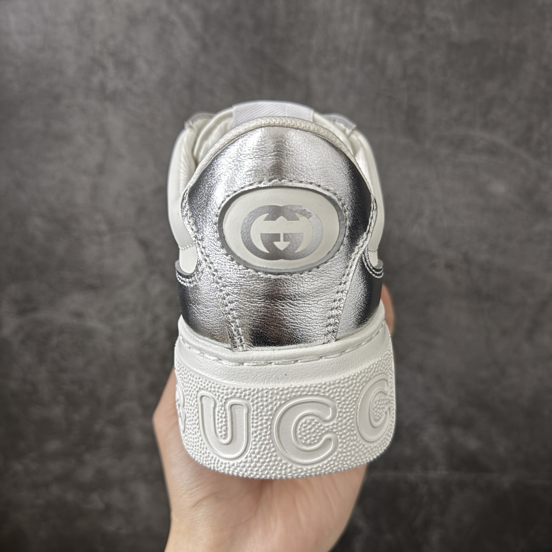 图片[4]-【莞产礼盒】Gucci Chunky 厚底休闲鞋 饼干鞋 型格与奢华的碰撞 当经典红绿织带邂逅质感皮革，每一双都演绎出别样风格。黑白撞色的酷飒、纯白款的简约、金白的吸睛、银白的摩登，还有全黑的低调奢华，厚底设计更添潮流感，无论是日常出街还是精致穿搭，都能让你在时尚圈轻松站稳C位，尽显Gucci式的优雅与个性。 面料：原板牛皮 垫脚：原板双G垫 大底：IP发泡 鞋舌尺码：空压原码 包装：精品全套礼盒包装 备注：所有细节均有原板对比 配码： 35-45-选品中心