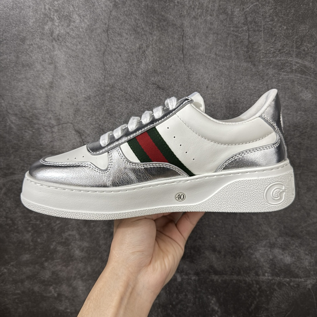 图片[2]-【莞产礼盒】Gucci Chunky 厚底休闲鞋 饼干鞋 型格与奢华的碰撞 当经典红绿织带邂逅质感皮革，每一双都演绎出别样风格。黑白撞色的酷飒、纯白款的简约、金白的吸睛、银白的摩登，还有全黑的低调奢华，厚底设计更添潮流感，无论是日常出街还是精致穿搭，都能让你在时尚圈轻松站稳C位，尽显Gucci式的优雅与个性。 面料：原板牛皮 垫脚：原板双G垫 大底：IP发泡 鞋舌尺码：空压原码 包装：精品全套礼盒包装 备注：所有细节均有原板对比 配码： 35-45-选品中心