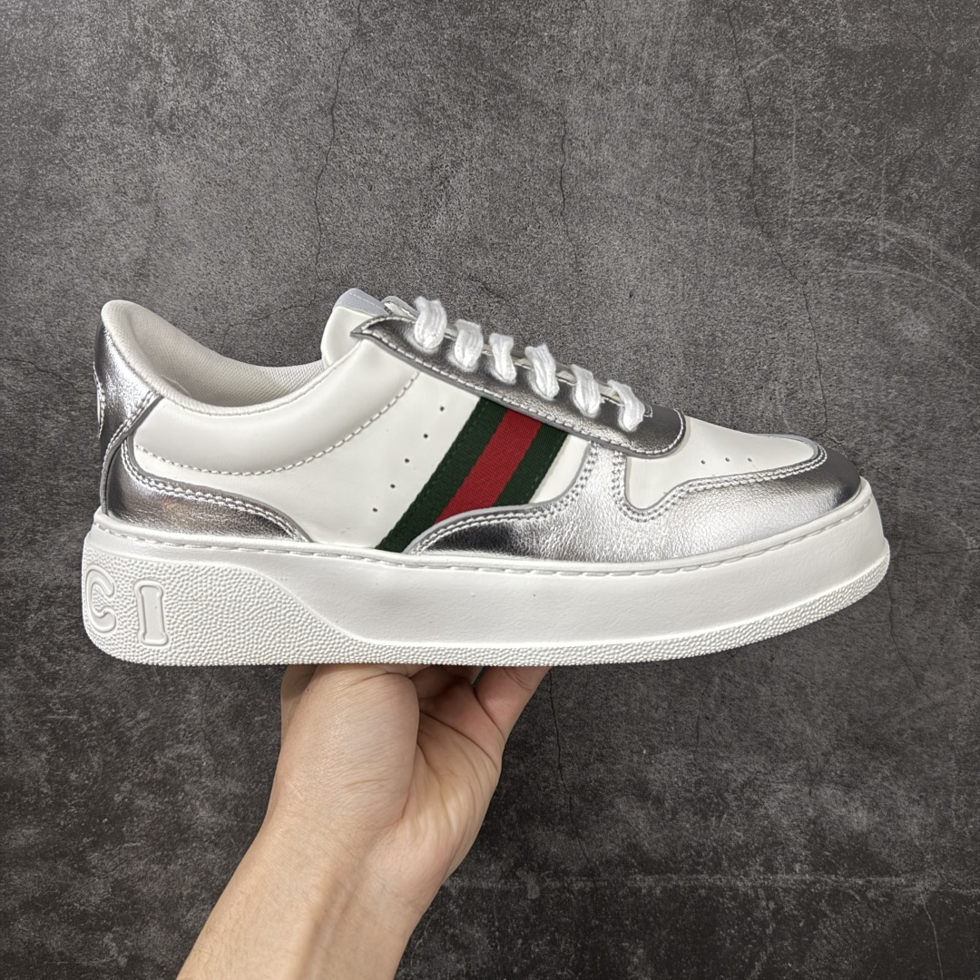 【莞产礼盒】Gucci Chunky 厚底休闲鞋 饼干鞋 型格与奢华的碰撞 当经典红绿织带邂逅质感皮革，每一双都演绎出别样风格。黑白撞色的酷飒、纯白款的简约、金白的吸睛、银白的摩登，还有全黑的低调奢华，厚底设计更添潮流感，无论是日常出街还是精致穿搭，都能让你在时尚圈轻松站稳C位，尽显Gucci式的优雅与个性。 面料：原板牛皮 垫脚：原板双G垫 大底：IP发泡 鞋舌尺码：空压原码 包装：精品全套礼盒包装 备注：所有细节均有原板对比 配码： 35-45-选品中心