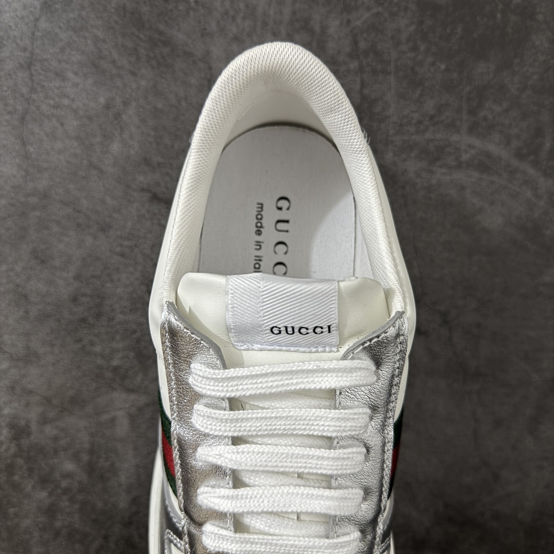 图片[8]-【莞产礼盒】Gucci Chunky 厚底休闲鞋 饼干鞋 型格与奢华的碰撞 当经典红绿织带邂逅质感皮革，每一双都演绎出别样风格。黑白撞色的酷飒、纯白款的简约、金白的吸睛、银白的摩登，还有全黑的低调奢华，厚底设计更添潮流感，无论是日常出街还是精致穿搭，都能让你在时尚圈轻松站稳C位，尽显Gucci式的优雅与个性。 面料：原板牛皮 垫脚：原板双G垫 大底：IP发泡 鞋舌尺码：空压原码 包装：精品全套礼盒包装 备注：所有细节均有原板对比 配码： 35-45-选品中心