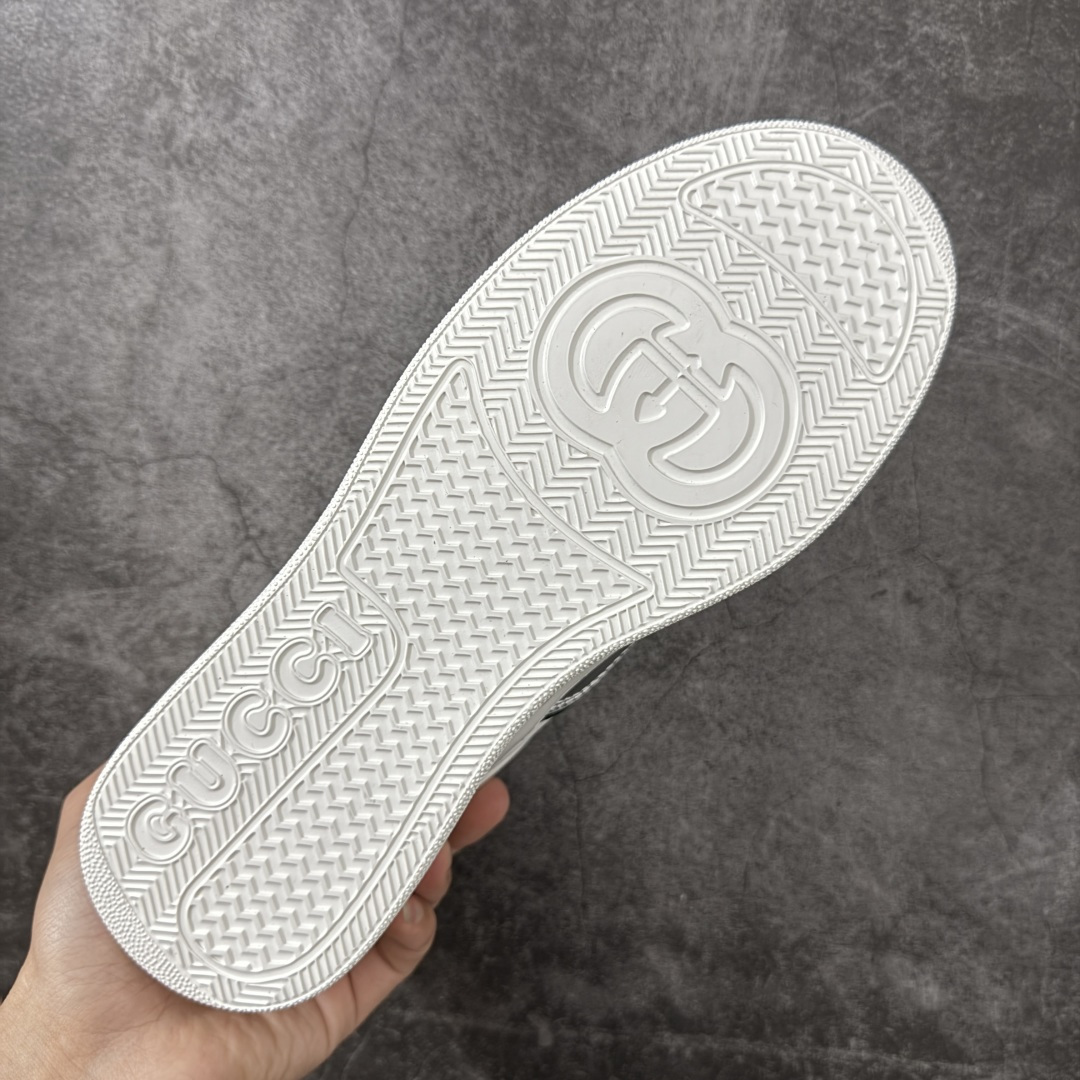 图片[9]-【莞产礼盒】Gucci Chunky 厚底休闲鞋 饼干鞋 型格与奢华的碰撞 当经典红绿织带邂逅质感皮革，每一双都演绎出别样风格。黑白撞色的酷飒、纯白款的简约、金白的吸睛、银白的摩登，还有全黑的低调奢华，厚底设计更添潮流感，无论是日常出街还是精致穿搭，都能让你在时尚圈轻松站稳C位，尽显Gucci式的优雅与个性。 面料：原板牛皮 垫脚：原板双G垫 大底：IP发泡 鞋舌尺码：空压原码 包装：精品全套礼盒包装 备注：所有细节均有原板对比 配码： 35-45-选品中心