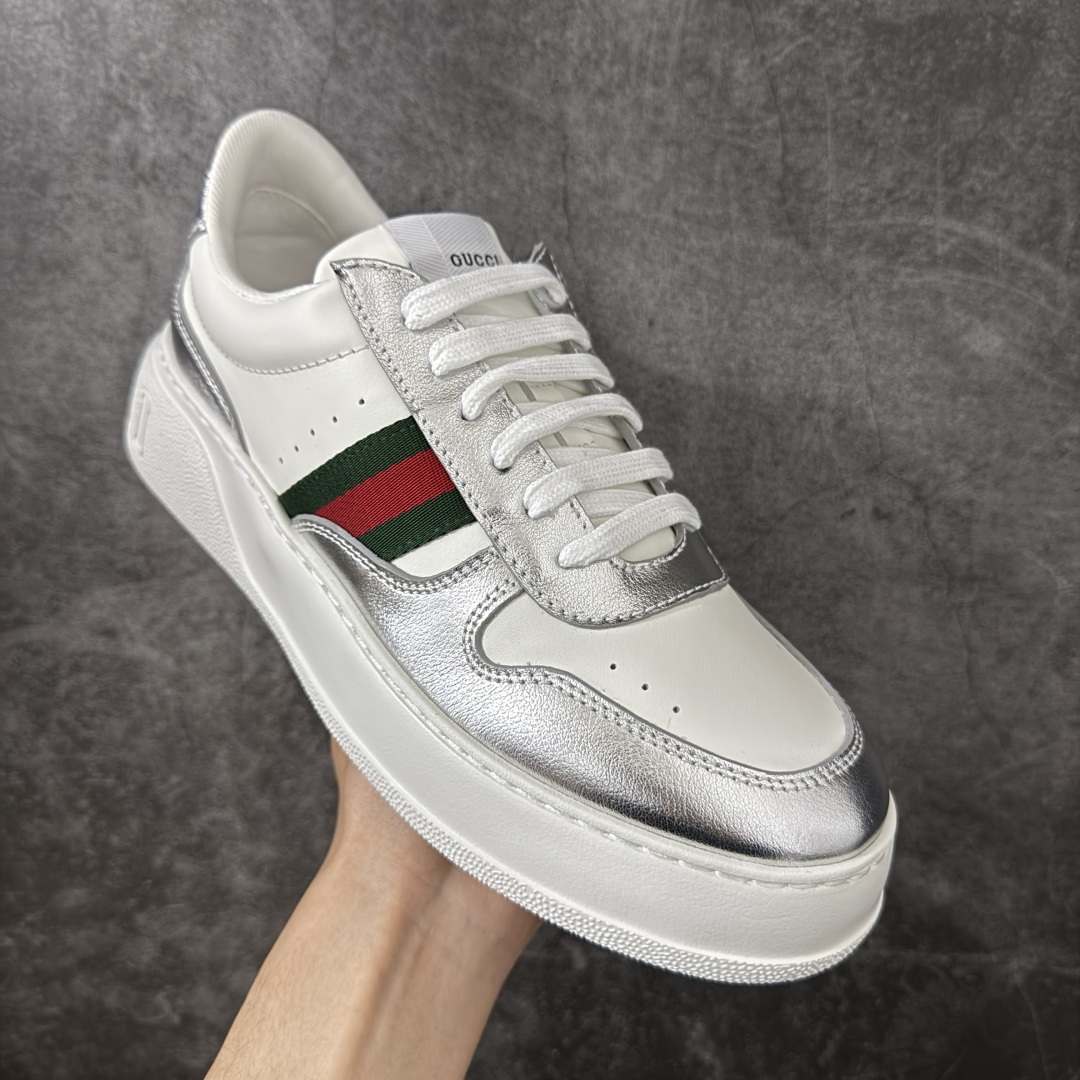 图片[3]-【莞产礼盒】Gucci Chunky 厚底休闲鞋 饼干鞋 型格与奢华的碰撞 当经典红绿织带邂逅质感皮革，每一双都演绎出别样风格。黑白撞色的酷飒、纯白款的简约、金白的吸睛、银白的摩登，还有全黑的低调奢华，厚底设计更添潮流感，无论是日常出街还是精致穿搭，都能让你在时尚圈轻松站稳C位，尽显Gucci式的优雅与个性。 面料：原板牛皮 垫脚：原板双G垫 大底：IP发泡 鞋舌尺码：空压原码 包装：精品全套礼盒包装 备注：所有细节均有原板对比 配码： 35-45-选品中心