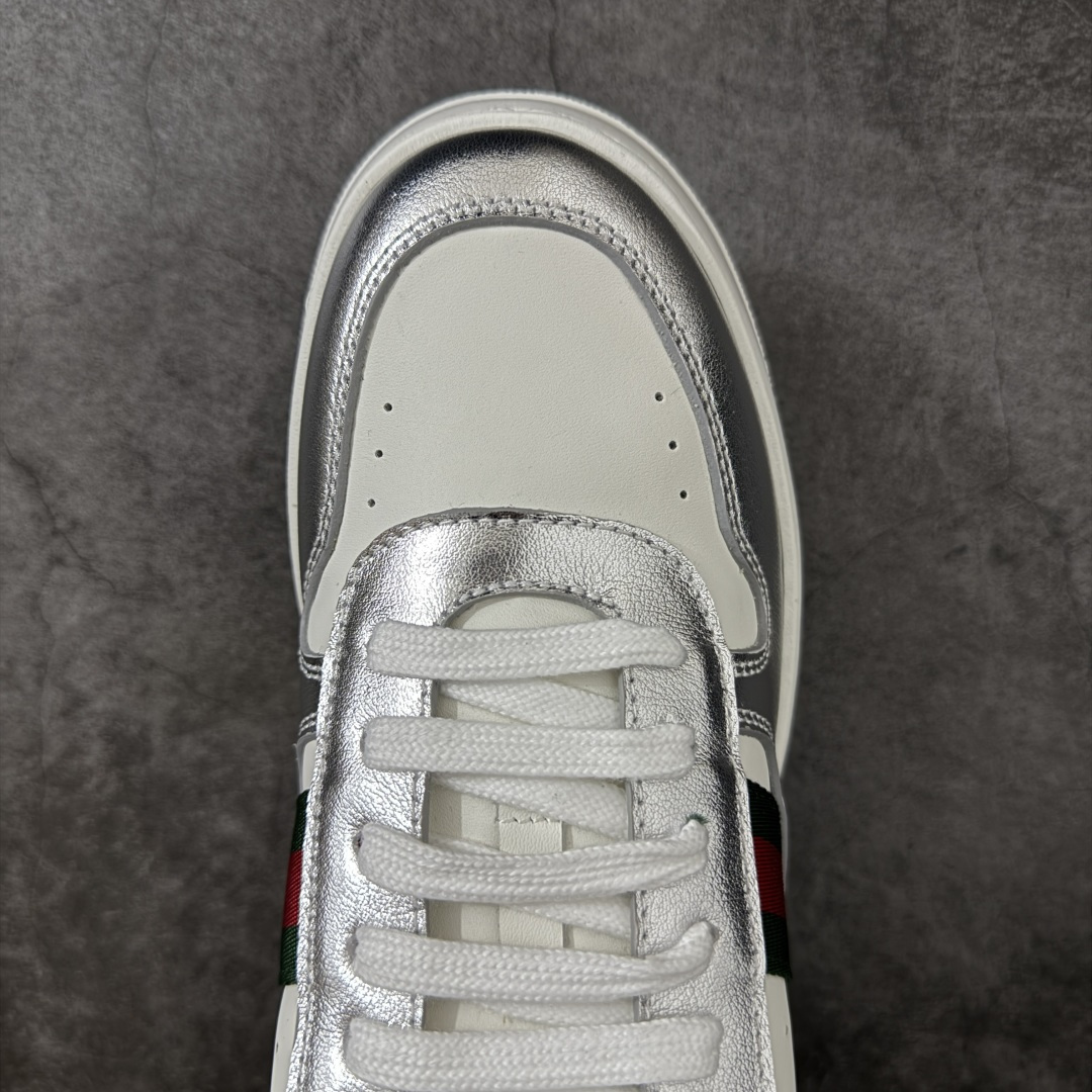 图片[5]-【莞产礼盒】Gucci Chunky 厚底休闲鞋 饼干鞋 型格与奢华的碰撞 当经典红绿织带邂逅质感皮革，每一双都演绎出别样风格。黑白撞色的酷飒、纯白款的简约、金白的吸睛、银白的摩登，还有全黑的低调奢华，厚底设计更添潮流感，无论是日常出街还是精致穿搭，都能让你在时尚圈轻松站稳C位，尽显Gucci式的优雅与个性。 面料：原板牛皮 垫脚：原板双G垫 大底：IP发泡 鞋舌尺码：空压原码 包装：精品全套礼盒包装 备注：所有细节均有原板对比 配码： 35-45-选品中心