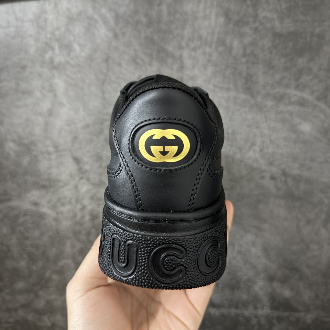 图片[4]-【莞产礼盒】Gucci Chunky 厚底休闲鞋 饼干鞋 型格与奢华的碰撞 当经典红绿织带邂逅质感皮革，每一双都演绎出别样风格。黑白撞色的酷飒、纯白款的简约、金白的吸睛、银白的摩登，还有全黑的低调奢华，厚底设计更添潮流感，无论是日常出街还是精致穿搭，都能让你在时尚圈轻松站稳C位，尽显Gucci式的优雅与个性。 面料：原板牛皮 垫脚：原板双G垫 大底：IP发泡 鞋舌尺码：空压原码 包装：精品全套礼盒包装 备注：所有细节均有原板对比 配码： 35-45-选品中心