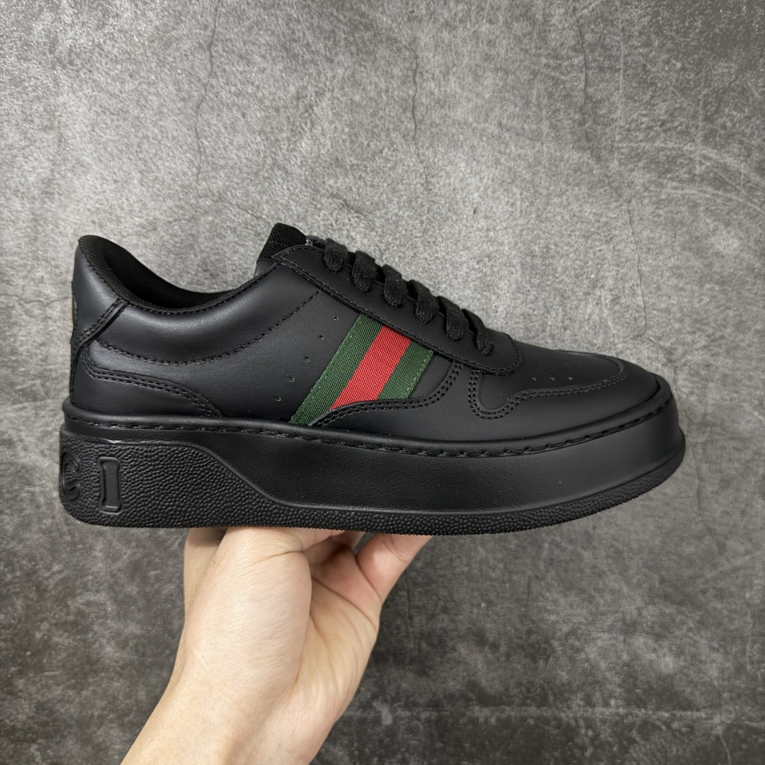 【莞产礼盒】Gucci Chunky 厚底休闲鞋 饼干鞋 型格与奢华的碰撞 当经典红绿织带邂逅质感皮革，每一双都演绎出别样风格。黑白撞色的酷飒、纯白款的简约、金白的吸睛、银白的摩登，还有全黑的低调奢华，厚底设计更添潮流感，无论是日常出街还是精致穿搭，都能让你在时尚圈轻松站稳C位，尽显Gucci式的优雅与个性。 面料：原板牛皮 垫脚：原板双G垫 大底：IP发泡 鞋舌尺码：空压原码 包装：精品全套礼盒包装 备注：所有细节均有原板对比 配码： 35-45-选品中心