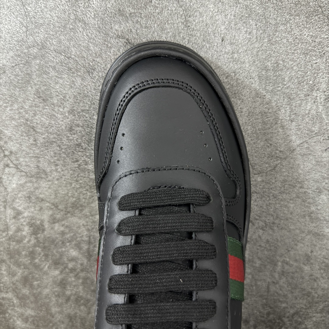 图片[5]-【莞产礼盒】Gucci Chunky 厚底休闲鞋 饼干鞋 型格与奢华的碰撞 当经典红绿织带邂逅质感皮革，每一双都演绎出别样风格。黑白撞色的酷飒、纯白款的简约、金白的吸睛、银白的摩登，还有全黑的低调奢华，厚底设计更添潮流感，无论是日常出街还是精致穿搭，都能让你在时尚圈轻松站稳C位，尽显Gucci式的优雅与个性。 面料：原板牛皮 垫脚：原板双G垫 大底：IP发泡 鞋舌尺码：空压原码 包装：精品全套礼盒包装 备注：所有细节均有原板对比 配码： 35-45-选品中心