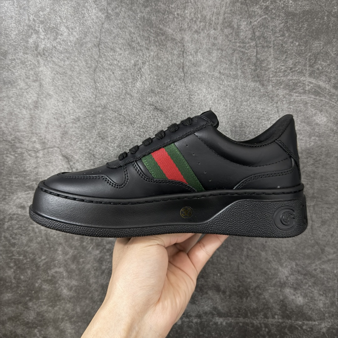 图片[2]-【莞产礼盒】Gucci Chunky 厚底休闲鞋 饼干鞋 型格与奢华的碰撞 当经典红绿织带邂逅质感皮革，每一双都演绎出别样风格。黑白撞色的酷飒、纯白款的简约、金白的吸睛、银白的摩登，还有全黑的低调奢华，厚底设计更添潮流感，无论是日常出街还是精致穿搭，都能让你在时尚圈轻松站稳C位，尽显Gucci式的优雅与个性。 面料：原板牛皮 垫脚：原板双G垫 大底：IP发泡 鞋舌尺码：空压原码 包装：精品全套礼盒包装 备注：所有细节均有原板对比 配码： 35-45-选品中心