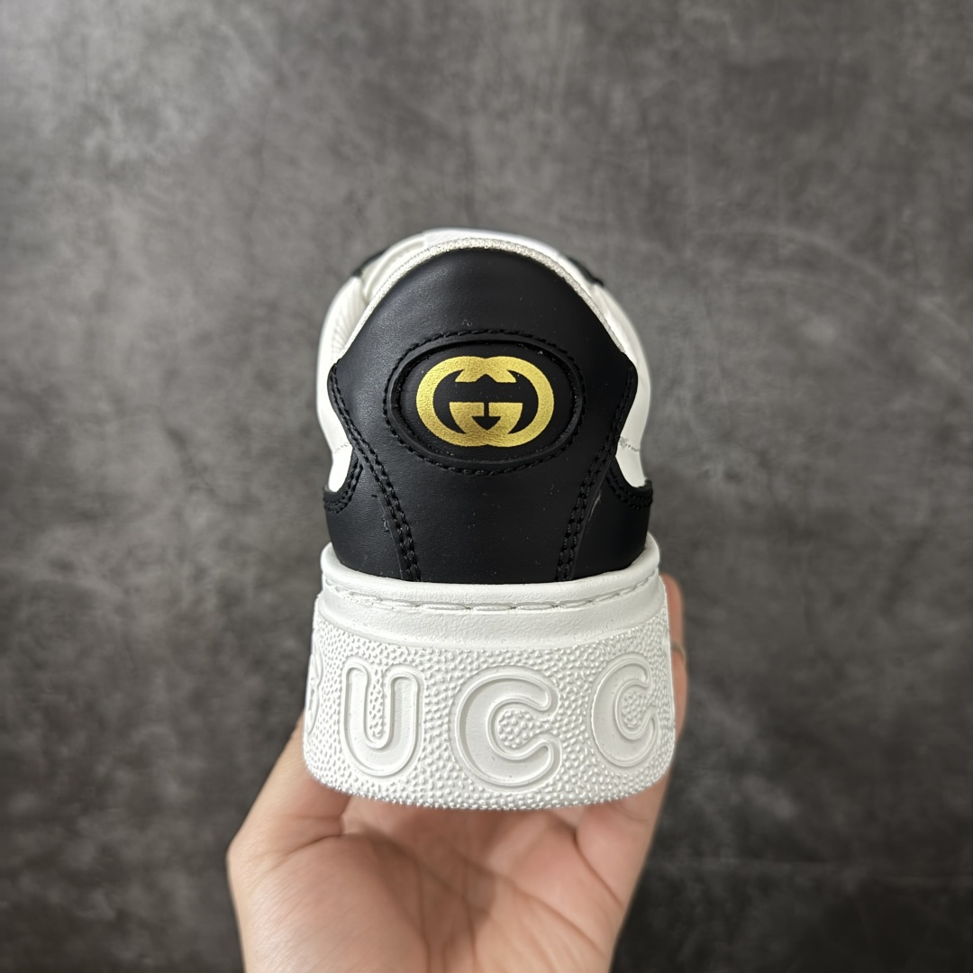 图片[4]-【莞产礼盒】Gucci Chunky 厚底休闲鞋 饼干鞋 型格与奢华的碰撞 当经典红绿织带邂逅质感皮革，每一双都演绎出别样风格。黑白撞色的酷飒、纯白款的简约、金白的吸睛、银白的摩登，还有全黑的低调奢华，厚底设计更添潮流感，无论是日常出街还是精致穿搭，都能让你在时尚圈轻松站稳C位，尽显Gucci式的优雅与个性。 面料：原板牛皮 垫脚：原板双G垫 大底：IP发泡 鞋舌尺码：空压原码 包装：精品全套礼盒包装 备注：所有细节均有原板对比 配码： 35-45-选品中心