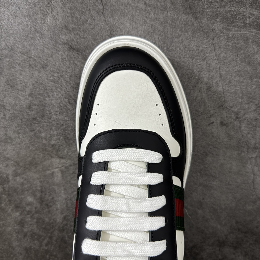 图片[5]-【莞产礼盒】Gucci Chunky 厚底休闲鞋 饼干鞋 型格与奢华的碰撞 当经典红绿织带邂逅质感皮革，每一双都演绎出别样风格。黑白撞色的酷飒、纯白款的简约、金白的吸睛、银白的摩登，还有全黑的低调奢华，厚底设计更添潮流感，无论是日常出街还是精致穿搭，都能让你在时尚圈轻松站稳C位，尽显Gucci式的优雅与个性。 面料：原板牛皮 垫脚：原板双G垫 大底：IP发泡 鞋舌尺码：空压原码 包装：精品全套礼盒包装 备注：所有细节均有原板对比 配码： 35-45-选品中心