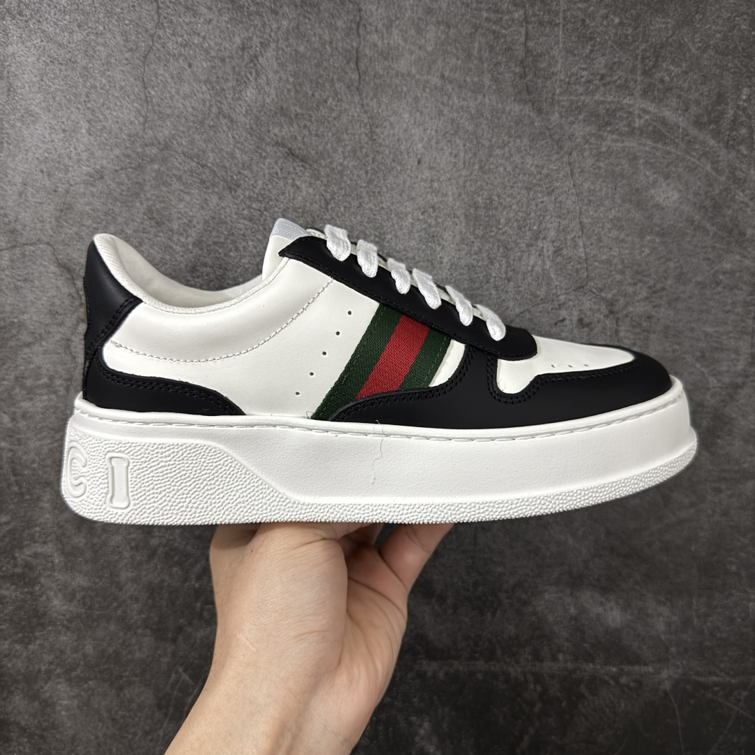 【莞产礼盒】Gucci Chunky 厚底休闲鞋 饼干鞋 型格与奢华的碰撞 当经典红绿织带邂逅质感皮革，每一双都演绎出别样风格。黑白撞色的酷飒、纯白款的简约、金白的吸睛、银白的摩登，还有全黑的低调奢华，厚底设计更添潮流感，无论是日常出街还是精致穿搭，都能让你在时尚圈轻松站稳C位，尽显Gucci式的优雅与个性。 面料：原板牛皮 垫脚：原板双G垫 大底：IP发泡 鞋舌尺码：空压原码 包装：精品全套礼盒包装 备注：所有细节均有原板对比 配码： 35-45-选品中心