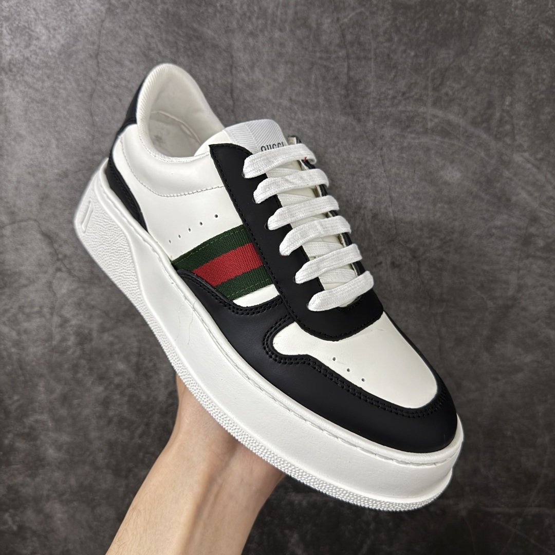 图片[3]-【莞产礼盒】Gucci Chunky 厚底休闲鞋 饼干鞋 型格与奢华的碰撞 当经典红绿织带邂逅质感皮革，每一双都演绎出别样风格。黑白撞色的酷飒、纯白款的简约、金白的吸睛、银白的摩登，还有全黑的低调奢华，厚底设计更添潮流感，无论是日常出街还是精致穿搭，都能让你在时尚圈轻松站稳C位，尽显Gucci式的优雅与个性。 面料：原板牛皮 垫脚：原板双G垫 大底：IP发泡 鞋舌尺码：空压原码 包装：精品全套礼盒包装 备注：所有细节均有原板对比 配码： 35-45-选品中心