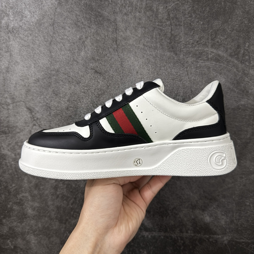 图片[2]-【莞产礼盒】Gucci Chunky 厚底休闲鞋 饼干鞋 型格与奢华的碰撞 当经典红绿织带邂逅质感皮革，每一双都演绎出别样风格。黑白撞色的酷飒、纯白款的简约、金白的吸睛、银白的摩登，还有全黑的低调奢华，厚底设计更添潮流感，无论是日常出街还是精致穿搭，都能让你在时尚圈轻松站稳C位，尽显Gucci式的优雅与个性。 面料：原板牛皮 垫脚：原板双G垫 大底：IP发泡 鞋舌尺码：空压原码 包装：精品全套礼盒包装 备注：所有细节均有原板对比 配码： 35-45-选品中心