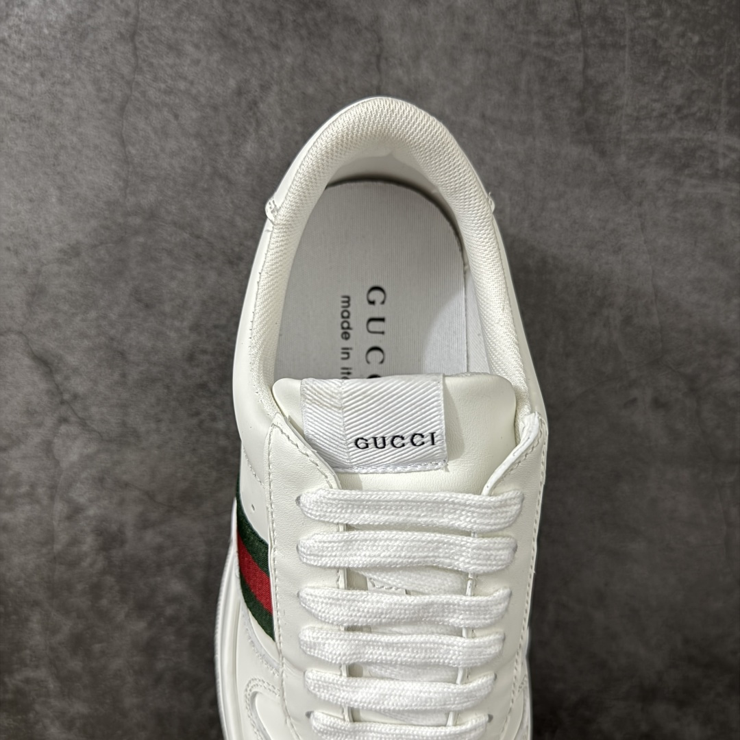 图片[8]-【莞产礼盒】Gucci Chunky 厚底休闲鞋 饼干鞋 型格与奢华的碰撞 当经典红绿织带邂逅质感皮革，每一双都演绎出别样风格。黑白撞色的酷飒、纯白款的简约、金白的吸睛、银白的摩登，还有全黑的低调奢华，厚底设计更添潮流感，无论是日常出街还是精致穿搭，都能让你在时尚圈轻松站稳C位，尽显Gucci式的优雅与个性。 面料：原板牛皮 垫脚：原板双G垫 大底：IP发泡 鞋舌尺码：空压原码 包装：精品全套礼盒包装 备注：所有细节均有原板对比 配码： 35-45-选品中心