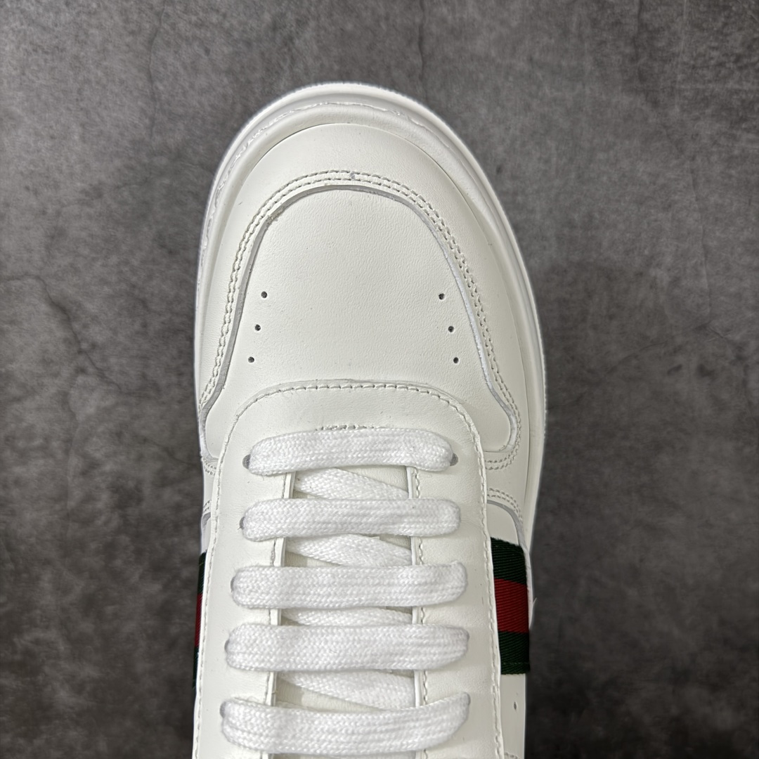 图片[5]-【莞产礼盒】Gucci Chunky 厚底休闲鞋 饼干鞋 型格与奢华的碰撞 当经典红绿织带邂逅质感皮革，每一双都演绎出别样风格。黑白撞色的酷飒、纯白款的简约、金白的吸睛、银白的摩登，还有全黑的低调奢华，厚底设计更添潮流感，无论是日常出街还是精致穿搭，都能让你在时尚圈轻松站稳C位，尽显Gucci式的优雅与个性。 面料：原板牛皮 垫脚：原板双G垫 大底：IP发泡 鞋舌尺码：空压原码 包装：精品全套礼盒包装 备注：所有细节均有原板对比 配码： 35-45-选品中心