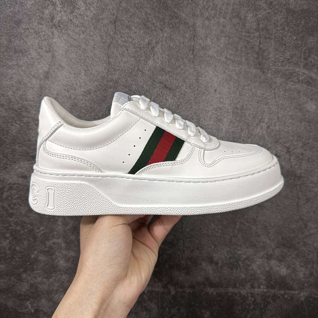 【莞产礼盒】Gucci Chunky 厚底休闲鞋 饼干鞋 型格与奢华的碰撞 当经典红绿织带邂逅质感皮革，每一双都演绎出别样风格。黑白撞色的酷飒、纯白款的简约、金白的吸睛、银白的摩登，还有全黑的低调奢华，厚底设计更添潮流感，无论是日常出街还是精致穿搭，都能让你在时尚圈轻松站稳C位，尽显Gucci式的优雅与个性。 面料：原板牛皮 垫脚：原板双G垫 大底：IP发泡 鞋舌尺码：空压原码 包装：精品全套礼盒包装 备注：所有细节均有原板对比 配码： 35-45-选品中心