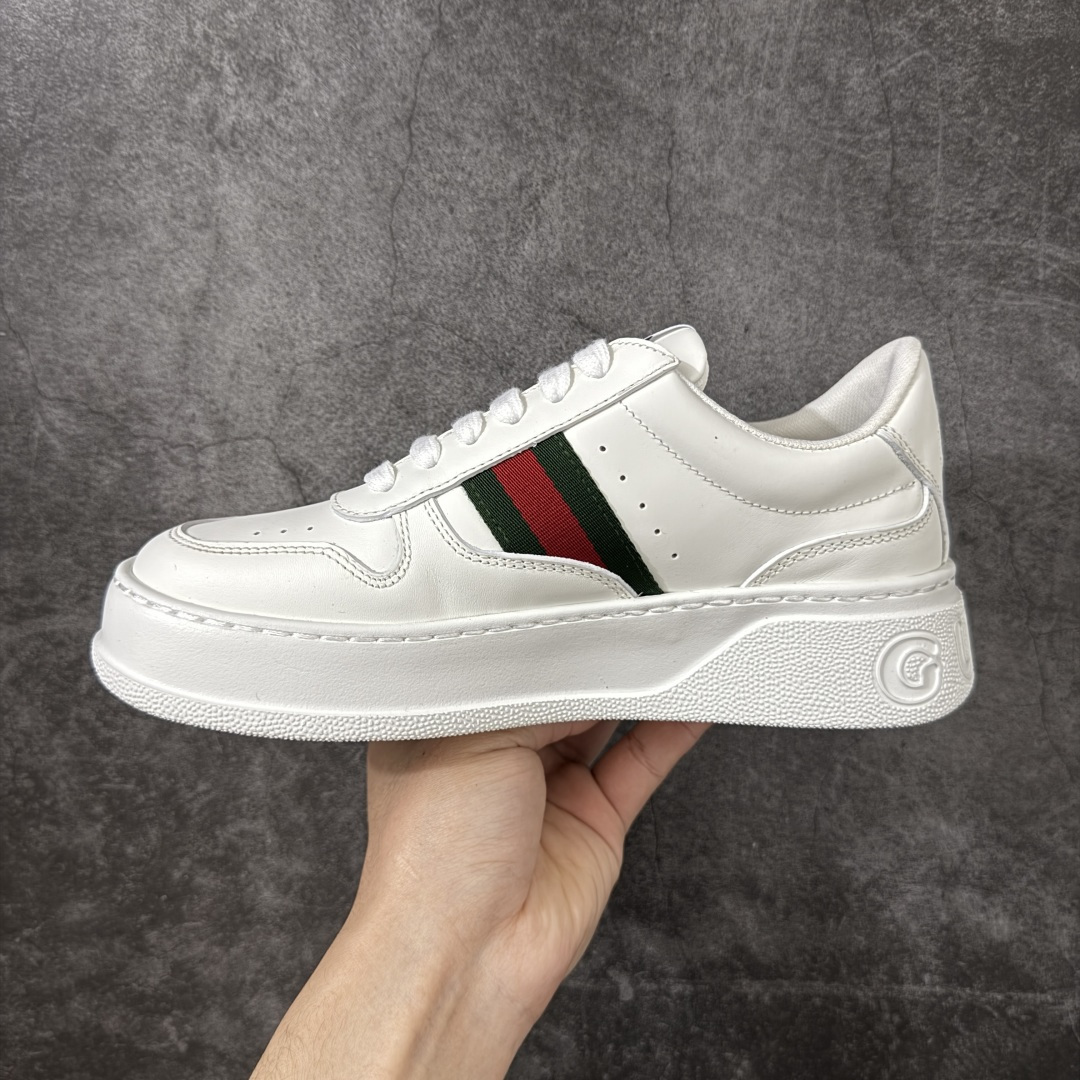 图片[2]-【莞产礼盒】Gucci Chunky 厚底休闲鞋 饼干鞋 型格与奢华的碰撞 当经典红绿织带邂逅质感皮革，每一双都演绎出别样风格。黑白撞色的酷飒、纯白款的简约、金白的吸睛、银白的摩登，还有全黑的低调奢华，厚底设计更添潮流感，无论是日常出街还是精致穿搭，都能让你在时尚圈轻松站稳C位，尽显Gucci式的优雅与个性。 面料：原板牛皮 垫脚：原板双G垫 大底：IP发泡 鞋舌尺码：空压原码 包装：精品全套礼盒包装 备注：所有细节均有原板对比 配码： 35-45-选品中心