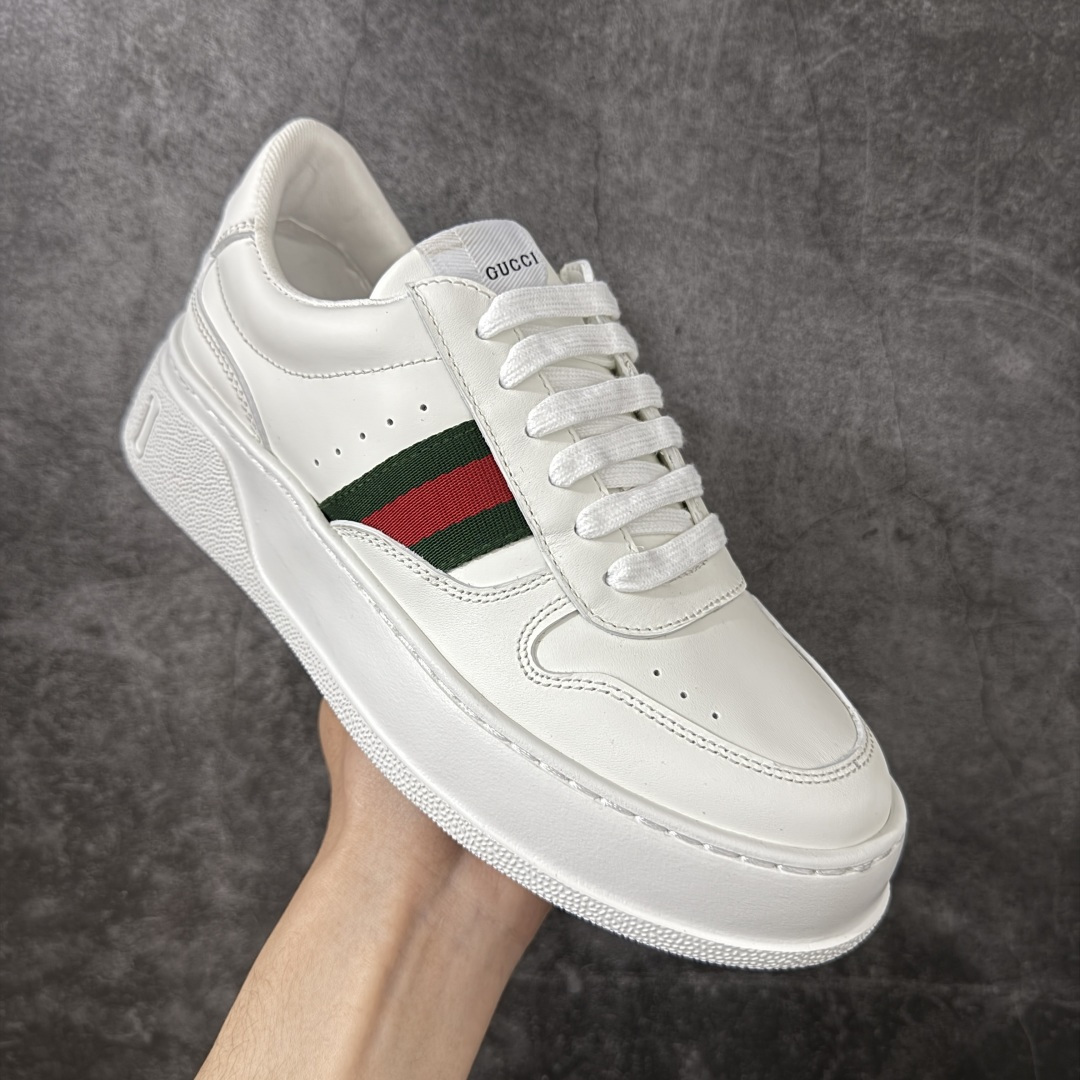 图片[3]-【莞产礼盒】Gucci Chunky 厚底休闲鞋 饼干鞋 型格与奢华的碰撞 当经典红绿织带邂逅质感皮革，每一双都演绎出别样风格。黑白撞色的酷飒、纯白款的简约、金白的吸睛、银白的摩登，还有全黑的低调奢华，厚底设计更添潮流感，无论是日常出街还是精致穿搭，都能让你在时尚圈轻松站稳C位，尽显Gucci式的优雅与个性。 面料：原板牛皮 垫脚：原板双G垫 大底：IP发泡 鞋舌尺码：空压原码 包装：精品全套礼盒包装 备注：所有细节均有原板对比 配码： 35-45-选品中心