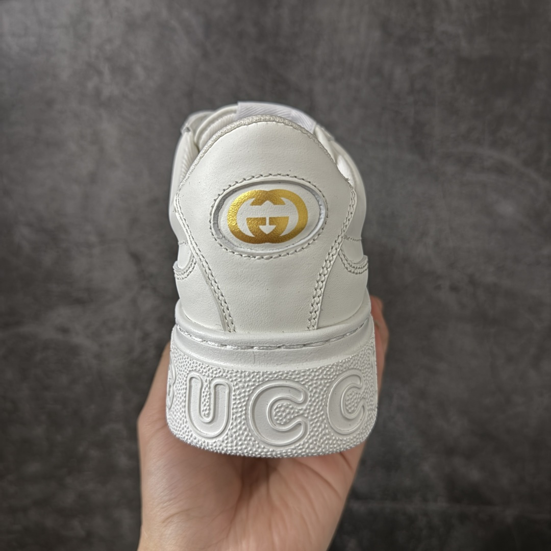 图片[4]-【莞产礼盒】Gucci Chunky 厚底休闲鞋 饼干鞋 型格与奢华的碰撞 当经典红绿织带邂逅质感皮革，每一双都演绎出别样风格。黑白撞色的酷飒、纯白款的简约、金白的吸睛、银白的摩登，还有全黑的低调奢华，厚底设计更添潮流感，无论是日常出街还是精致穿搭，都能让你在时尚圈轻松站稳C位，尽显Gucci式的优雅与个性。 面料：原板牛皮 垫脚：原板双G垫 大底：IP发泡 鞋舌尺码：空压原码 包装：精品全套礼盒包装 备注：所有细节均有原板对比 配码： 35-45-选品中心