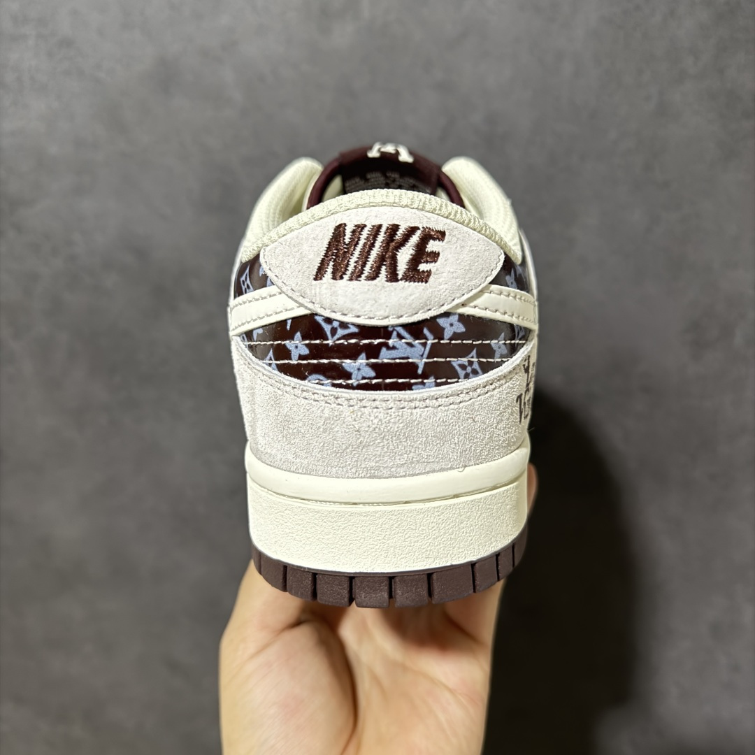 图片[4]-【定制版】潮鞋联名 质感拉满 SB DUNK LOW 经典鞋型重塑奢华格调，鞋面采用高级质感拼接设计，融合经典老花元素与复古皮质，自带高级吸睛属性，轻松提升穿搭质感。鞋身细节精致考究，品牌标识低调彰显身份，搭配耐磨橡胶外底与舒适泡绵中底，兼顾潮流外观与脚感体验，无论是日常出街还是收藏展示都极具竞争力，是潮流玩家彰显品味的不二之选。 货号：DN3168-031 尺码：36 36.5 37.5 38 38.5 39 40 40.5 41 42 42.5 43 44 44.5 45-选品中心