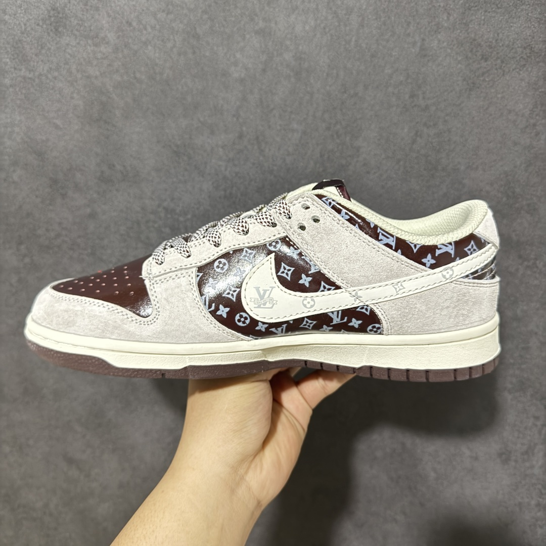 图片[2]-【定制版】潮鞋联名 质感拉满 SB DUNK LOW 经典鞋型重塑奢华格调，鞋面采用高级质感拼接设计，融合经典老花元素与复古皮质，自带高级吸睛属性，轻松提升穿搭质感。鞋身细节精致考究，品牌标识低调彰显身份，搭配耐磨橡胶外底与舒适泡绵中底，兼顾潮流外观与脚感体验，无论是日常出街还是收藏展示都极具竞争力，是潮流玩家彰显品味的不二之选。 货号：DN3168-031 尺码：36 36.5 37.5 38 38.5 39 40 40.5 41 42 42.5 43 44 44.5 45-选品中心