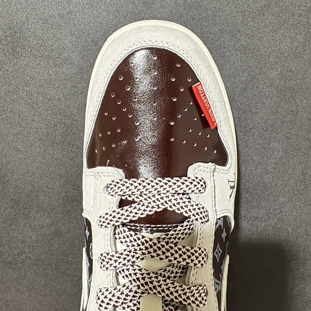 图片[5]-【定制版】潮鞋联名 质感拉满 SB DUNK LOW 经典鞋型重塑奢华格调，鞋面采用高级质感拼接设计，融合经典老花元素与复古皮质，自带高级吸睛属性，轻松提升穿搭质感。鞋身细节精致考究，品牌标识低调彰显身份，搭配耐磨橡胶外底与舒适泡绵中底，兼顾潮流外观与脚感体验，无论是日常出街还是收藏展示都极具竞争力，是潮流玩家彰显品味的不二之选。 货号：DN3168-031 尺码：36 36.5 37.5 38 38.5 39 40 40.5 41 42 42.5 43 44 44.5 45-选品中心