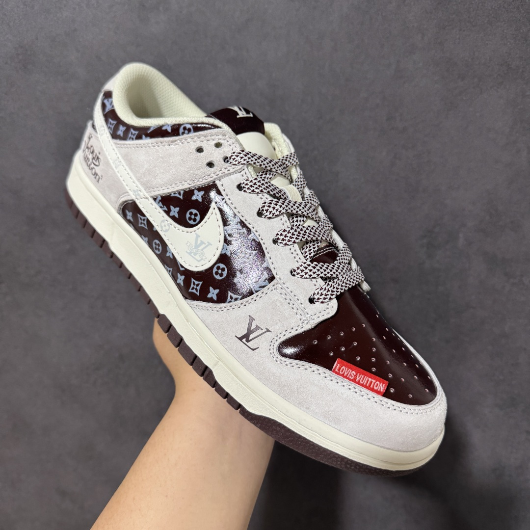 图片[3]-【定制版】潮鞋联名 质感拉满 SB DUNK LOW 经典鞋型重塑奢华格调，鞋面采用高级质感拼接设计，融合经典老花元素与复古皮质，自带高级吸睛属性，轻松提升穿搭质感。鞋身细节精致考究，品牌标识低调彰显身份，搭配耐磨橡胶外底与舒适泡绵中底，兼顾潮流外观与脚感体验，无论是日常出街还是收藏展示都极具竞争力，是潮流玩家彰显品味的不二之选。 货号：DN3168-031 尺码：36 36.5 37.5 38 38.5 39 40 40.5 41 42 42.5 43 44 44.5 45-选品中心