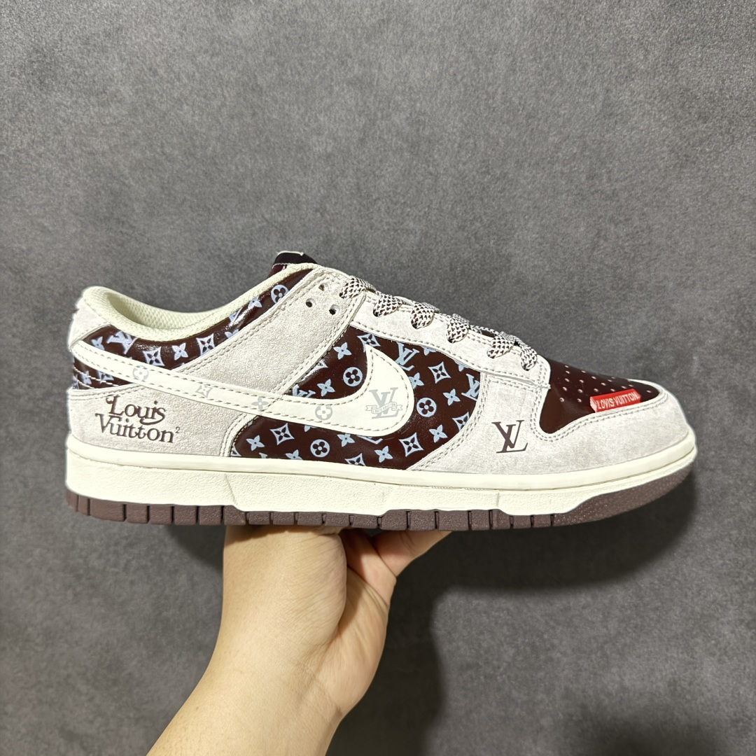 【定制版】潮鞋联名 质感拉满 SB DUNK LOW 经典鞋型重塑奢华格调，鞋面采用高级质感拼接设计，融合经典老花元素与复古皮质，自带高级吸睛属性，轻松提升穿搭质感。鞋身细节精致考究，品牌标识低调彰显身份，搭配耐磨橡胶外底与舒适泡绵中底，兼顾潮流外观与脚感体验，无论是日常出街还是收藏展示都极具竞争力，是潮流玩家彰显品味的不二之选。 货号：DN3168-031 尺码：36 36.5 37.5 38 38.5 39 40 40.5 41 42 42.5 43 44 44.5 45-选品中心