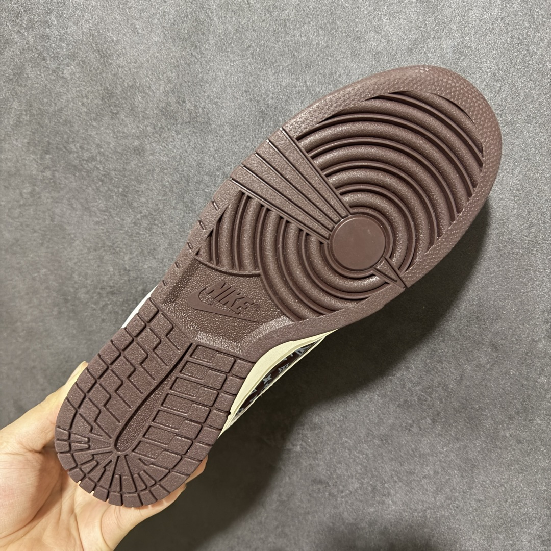 图片[9]-【定制版】潮鞋联名 质感拉满 SB DUNK LOW 经典鞋型重塑奢华格调，鞋面采用高级质感拼接设计，融合经典老花元素与复古皮质，自带高级吸睛属性，轻松提升穿搭质感。鞋身细节精致考究，品牌标识低调彰显身份，搭配耐磨橡胶外底与舒适泡绵中底，兼顾潮流外观与脚感体验，无论是日常出街还是收藏展示都极具竞争力，是潮流玩家彰显品味的不二之选。 货号：DN3168-031 尺码：36 36.5 37.5 38 38.5 39 40 40.5 41 42 42.5 43 44 44.5 45-选品中心