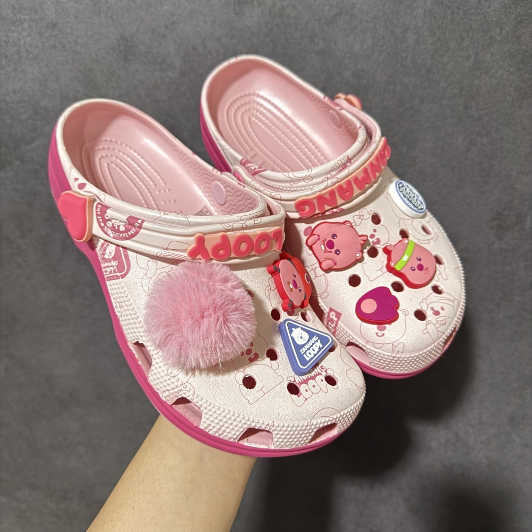 图片[10]-【韩国订单】Crocs 卡骆驰 Clog 明星印花款 两用沙滩洞洞鞋 凉鞋拖鞋 全新莞产高端品质 鞋底可增高2CM 鞋面更加耐用易清洗 该鞋款轻盈舒适 尺码：M4（36-37）M5（37-38）M6（38-39）M7(39-40）M8（41-42）M9（42-43）M10（43-44）M11（45-46）-选品中心