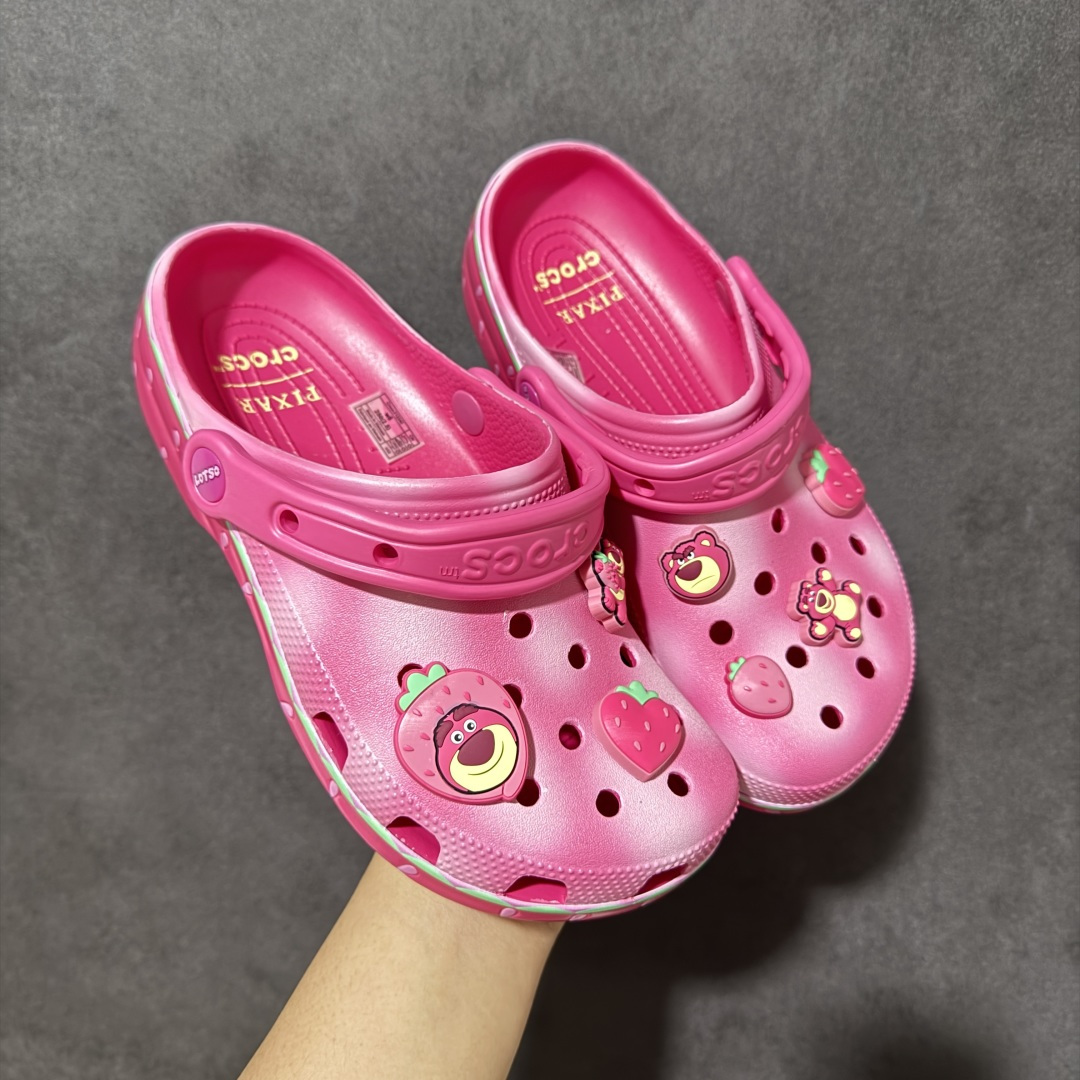图片[6]-【韩国订单】Crocs 卡骆驰 Clog 明星印花款 两用沙滩洞洞鞋 凉鞋拖鞋 全新莞产高端品质 鞋底可增高2CM 鞋面更加耐用易清洗 该鞋款轻盈舒适 尺码：M4（36-37）M5（37-38）M6（38-39）M7(39-40）M8（41-42）M9（42-43）M10（43-44）M11（45-46）-选品中心