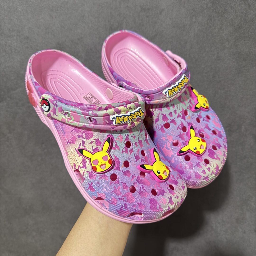 图片[9]-【韩国订单】Crocs 卡骆驰 Clog 明星印花款 两用沙滩洞洞鞋 凉鞋拖鞋 全新莞产高端品质 鞋底可增高2CM 鞋面更加耐用易清洗 该鞋款轻盈舒适 尺码：M4（36-37）M5（37-38）M6（38-39）M7(39-40）M8（41-42）M9（42-43）M10（43-44）M11（45-46）-选品中心