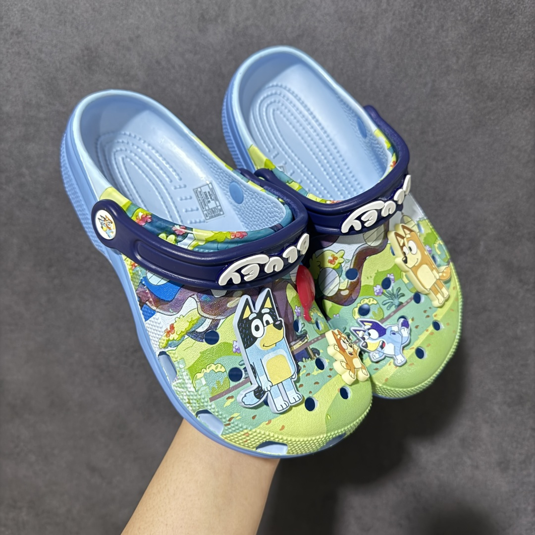 图片[7]-【韩国订单】Crocs 卡骆驰 Clog 明星印花款 两用沙滩洞洞鞋 凉鞋拖鞋 全新莞产高端品质 鞋底可增高2CM 鞋面更加耐用易清洗 该鞋款轻盈舒适 尺码：M4（36-37）M5（37-38）M6（38-39）M7(39-40）M8（41-42）M9（42-43）M10（43-44）M11（45-46）-选品中心