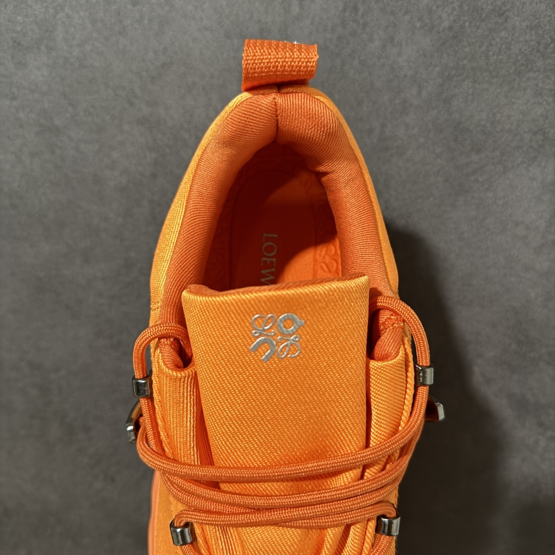 Loewe x ON 罗意威昂跑联名系列 鞋面采用一体成型布料 有弹性非常透气 鞋底是镂空设计 运用了C