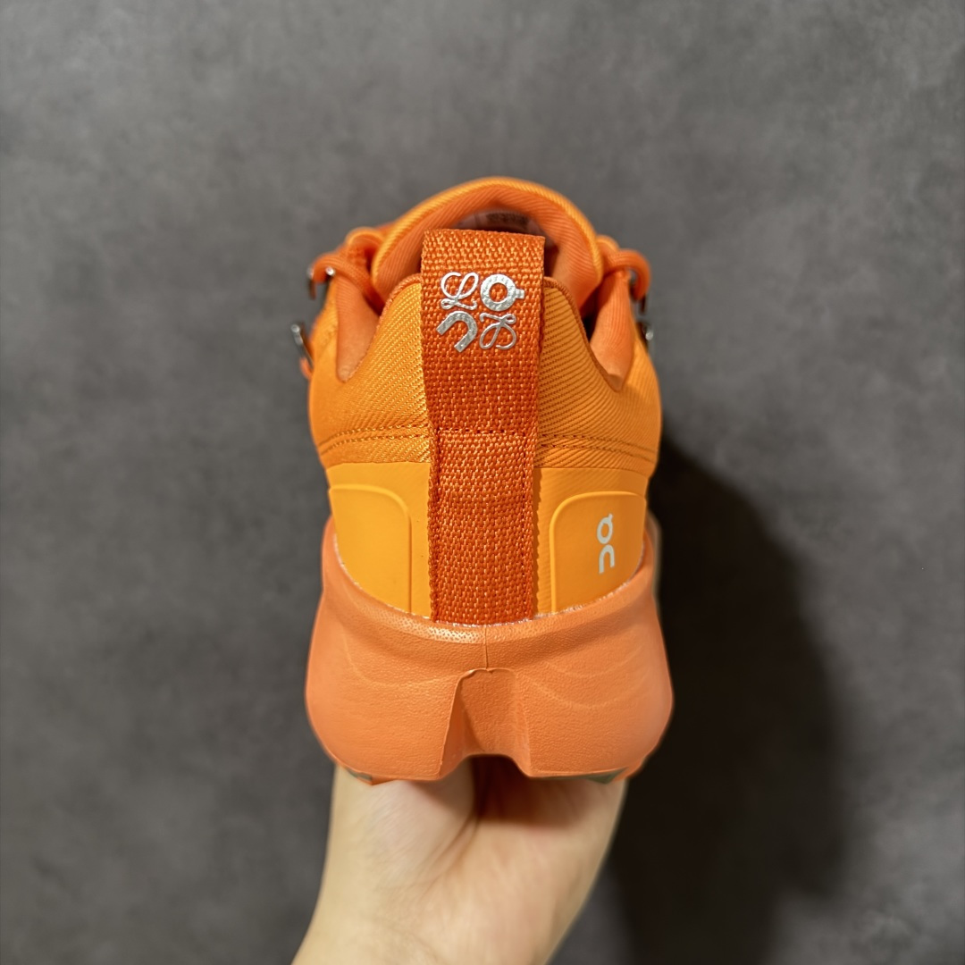 Loewe x ON 罗意威昂跑联名系列 鞋面采用一体成型布料 有弹性非常透气 鞋底是镂空设计 运用了C