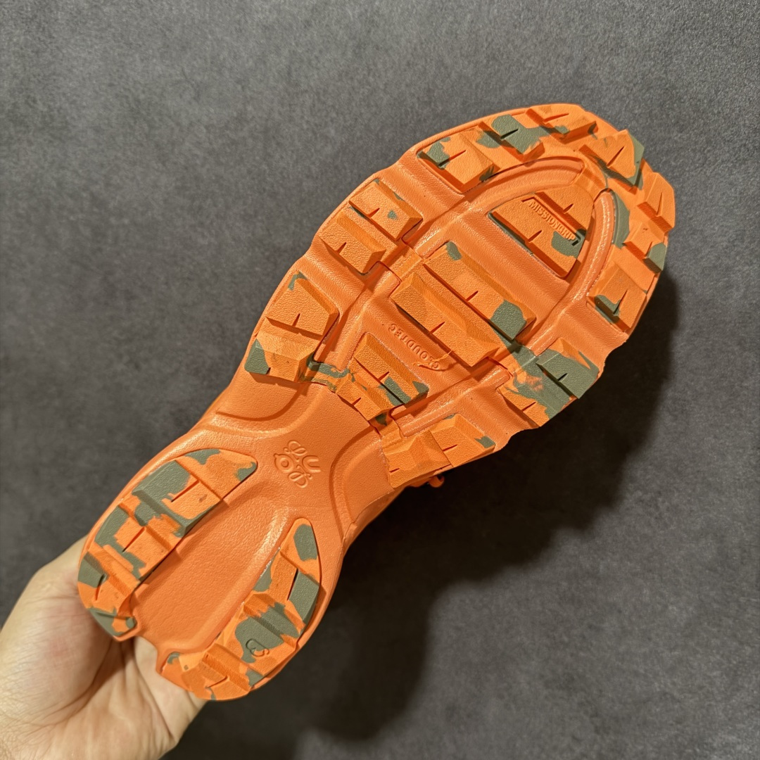 Loewe x ON 罗意威昂跑联名系列 鞋面采用一体成型布料 有弹性非常透气 鞋底是镂空设计 运用了C