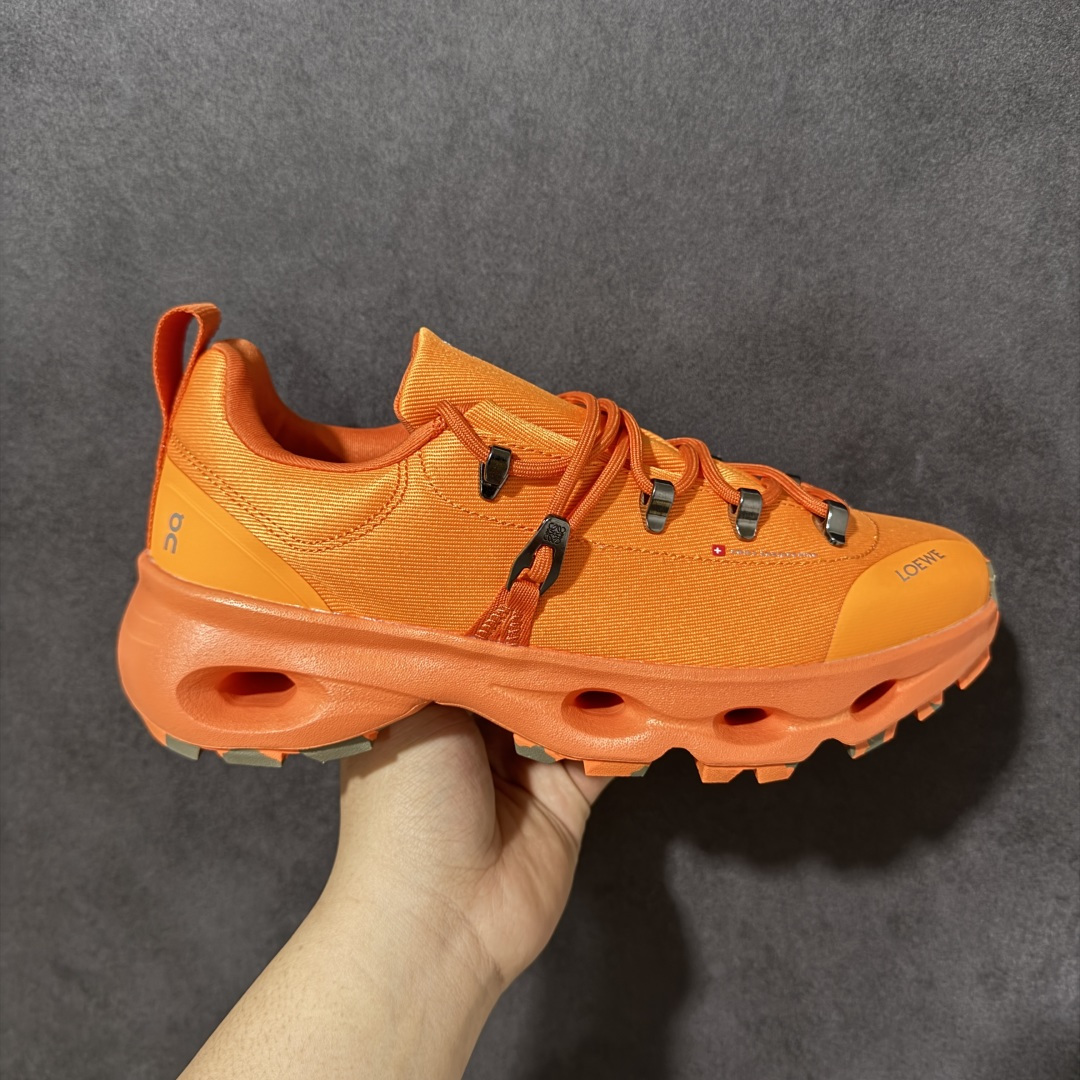 Loewe x ON 罗意威昂跑联名系列 鞋面采用一体成型布料 有弹性非常透气 鞋底是镂空设计 运用了C