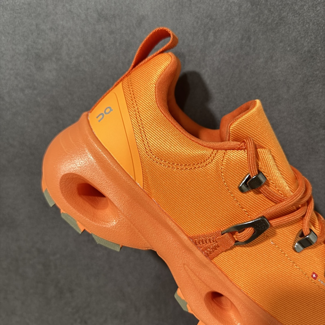 Loewe x ON 罗意威昂跑联名系列 鞋面采用一体成型布料 有弹性非常透气 鞋底是镂空设计 运用了C