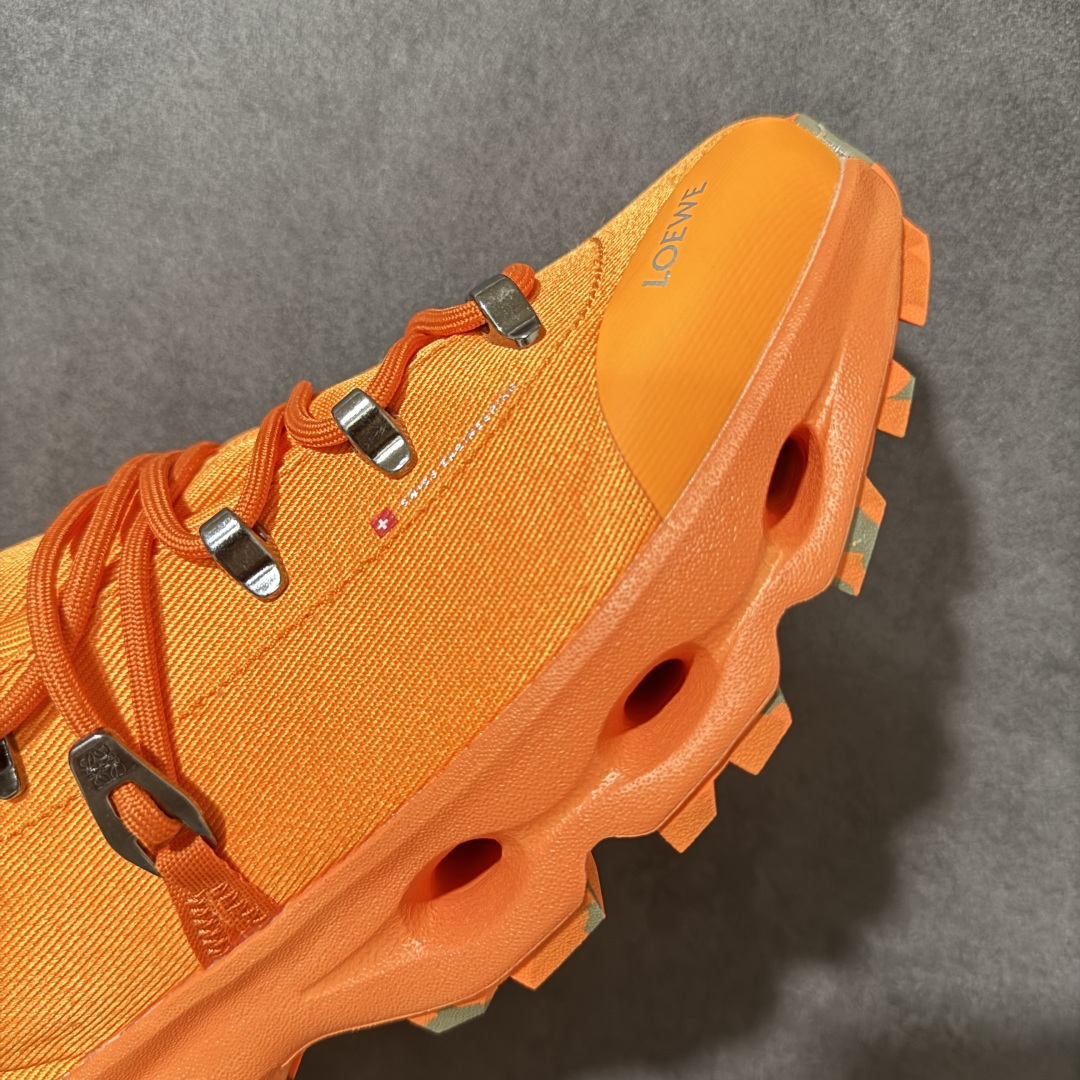 Loewe x ON 罗意威昂跑联名系列 鞋面采用一体成型布料 有弹性非常透气 鞋底是镂空设计 运用了C