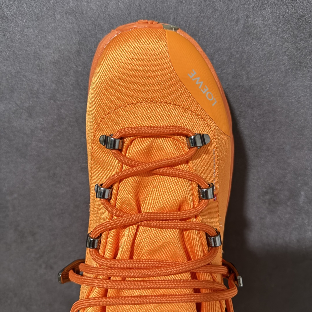 Loewe x ON 罗意威昂跑联名系列 鞋面采用一体成型布料 有弹性非常透气 鞋底是镂空设计 运用了C