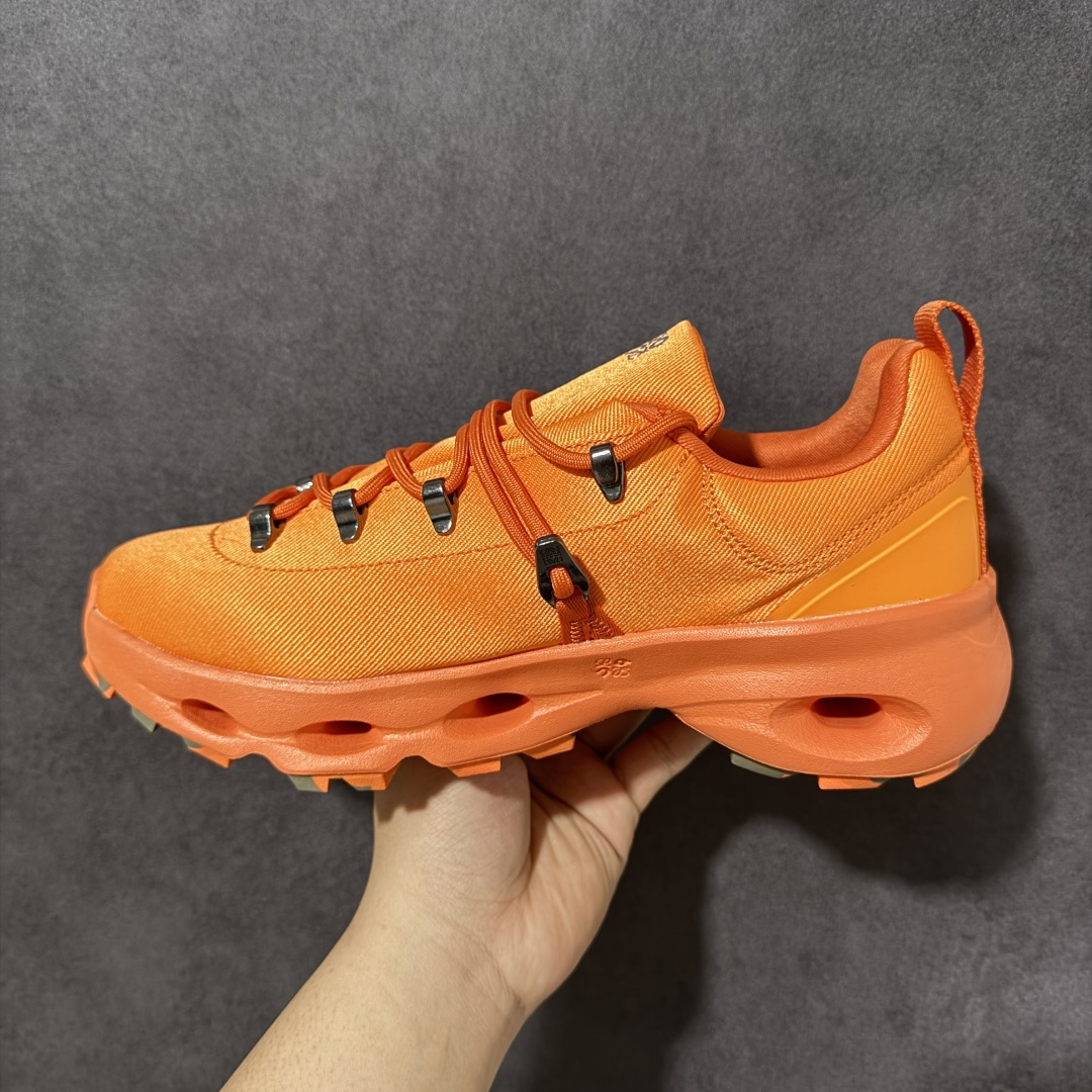 Loewe x ON 罗意威昂跑联名系列 鞋面采用一体成型布料 有弹性非常透气 鞋底是镂空设计 运用了C
