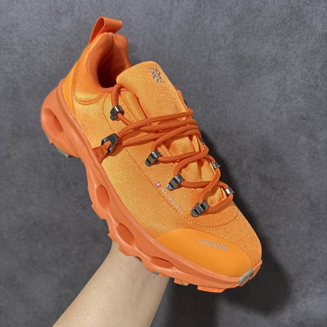 Loewe x ON 罗意威昂跑联名系列 鞋面采用一体成型布料 有弹性非常透气 鞋底是镂空设计 运用了C