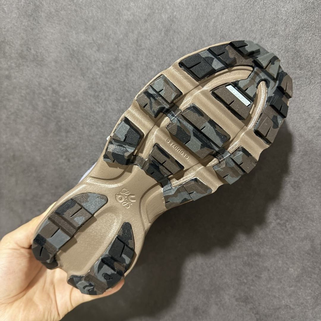 Loewe x ON 罗意威昂跑联名系列 鞋面采用一体成型布料 有弹性非常透气 鞋底是镂空设计 运用了C